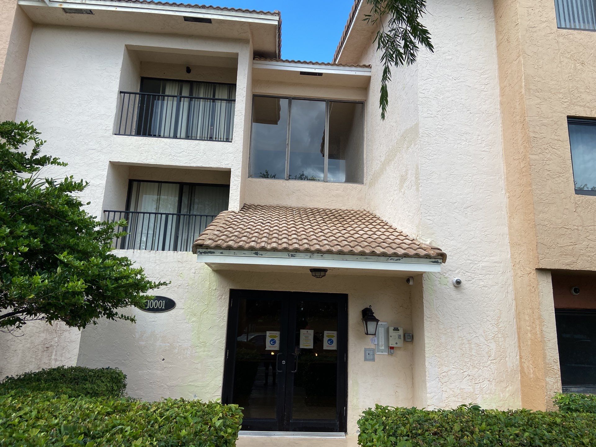 Commercial Roof Cleaning Coral Springs by BKB Pressure Cleaning LLC