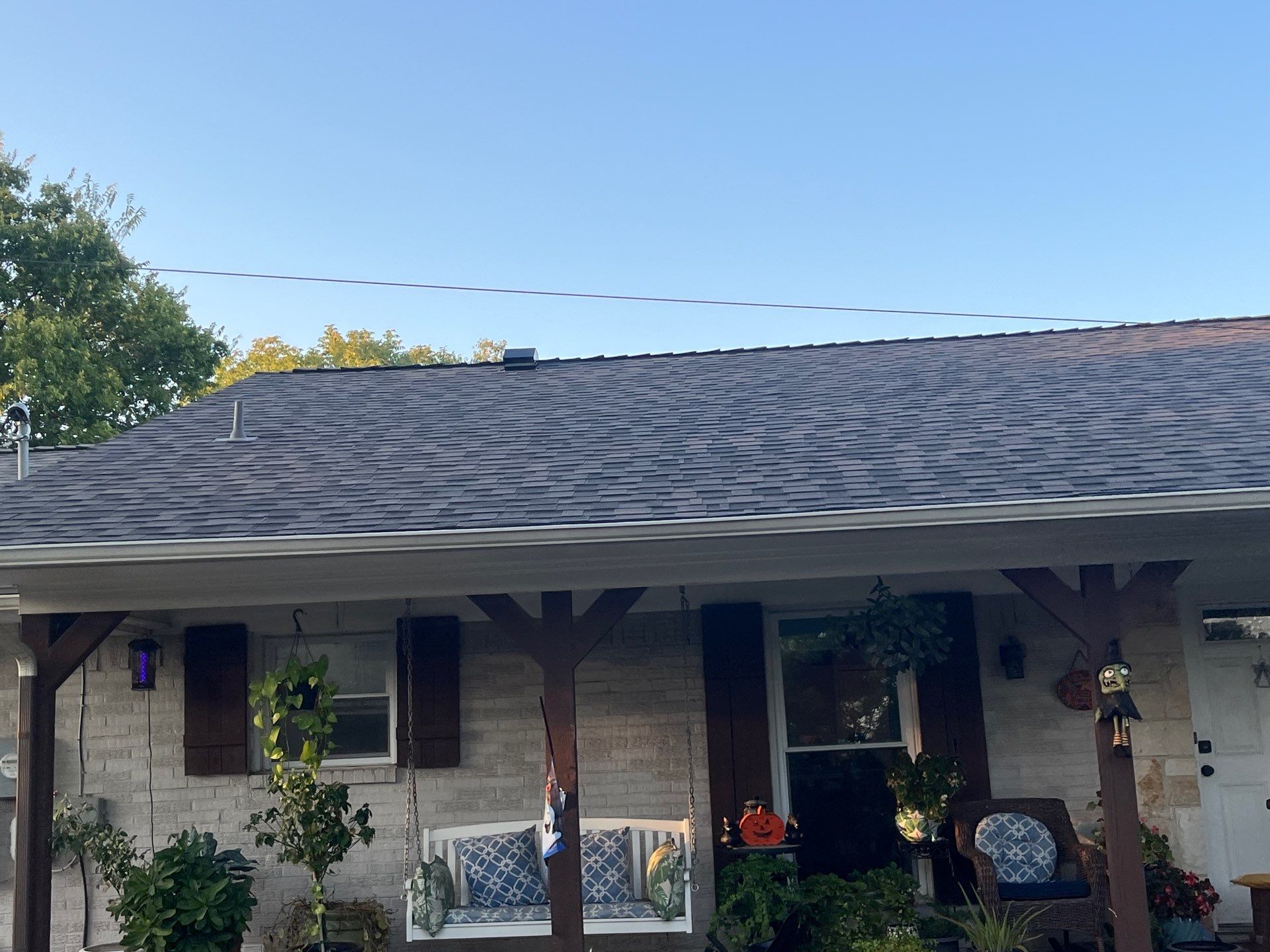 IKO Driftshake-Light Cream brick house by Tejas Roofworks + Restoration