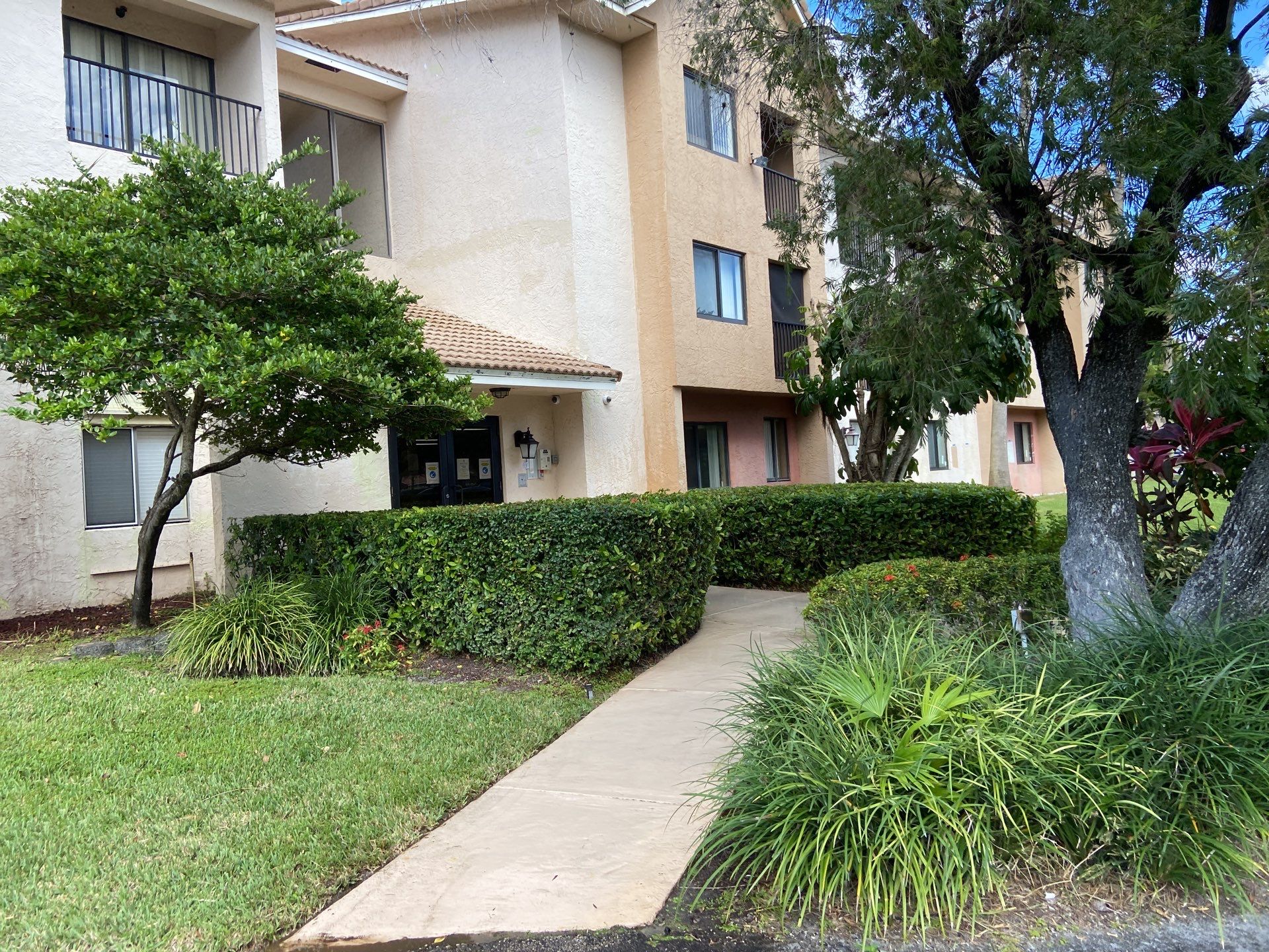 Commercial Roof Cleaning Coral Springs by BKB Pressure Cleaning LLC