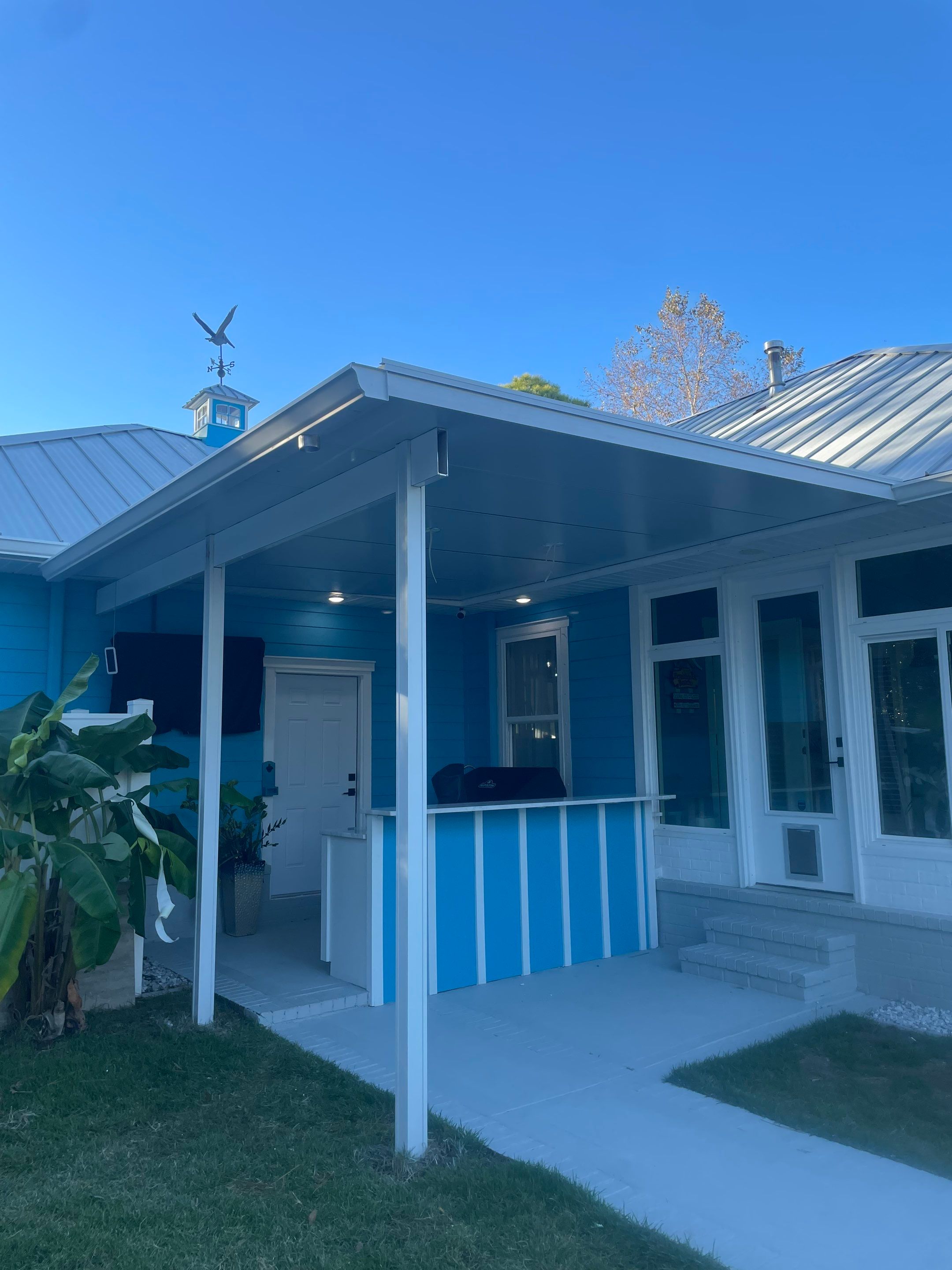 Patio Cover w/Bar  by Titan Sunrooms