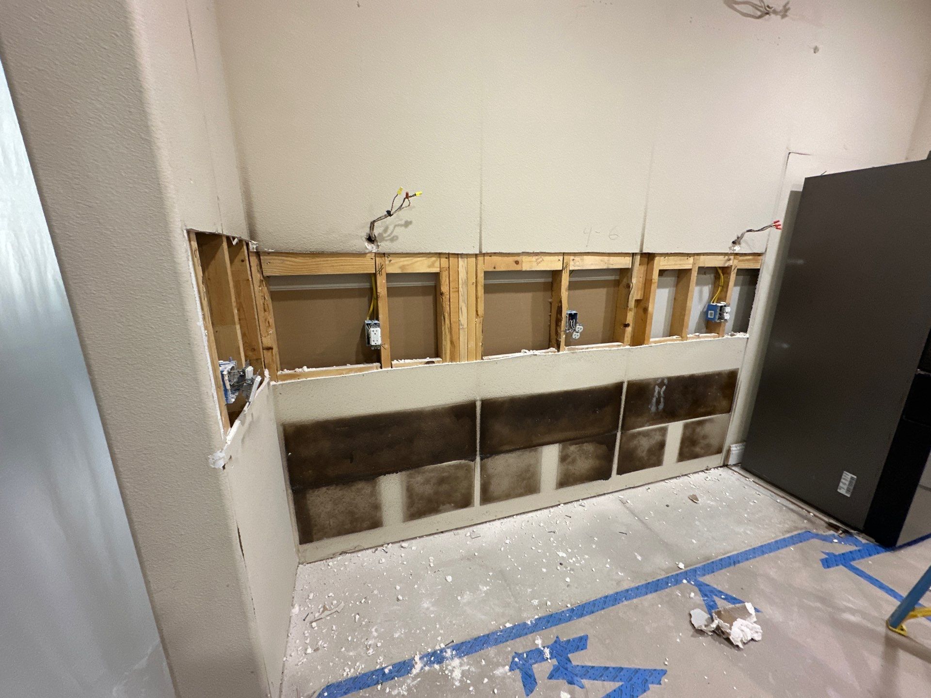 Layout-Loving Kitchen Refresh: Stunning Update in 14 Days Flat by Tibi Soli LLC