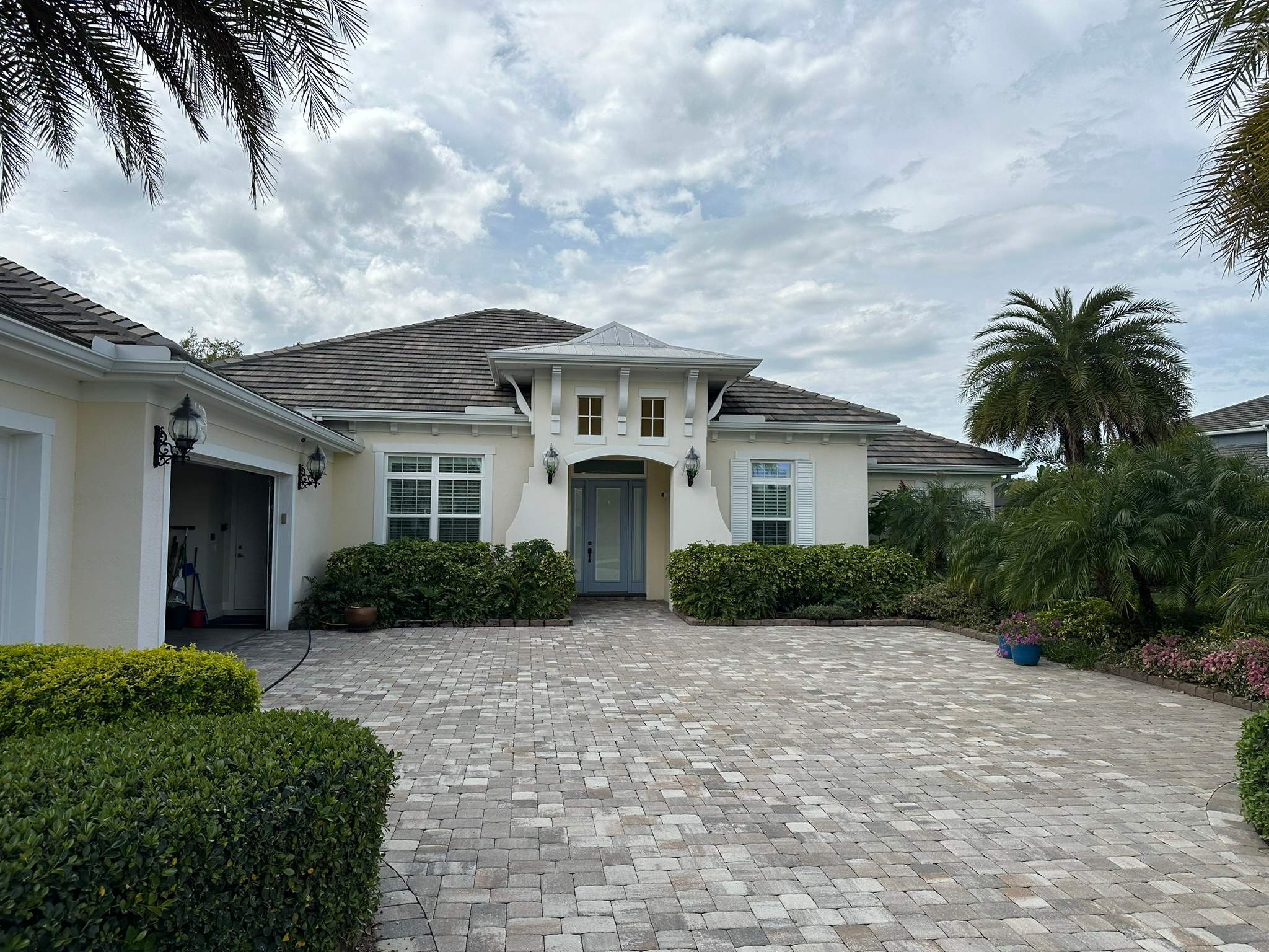 House Wash & Pool Screen Enclosure Cleaning in Winding River Community, Bradenton, FL | Sunshine AquaWash by Sunshine AquaWash