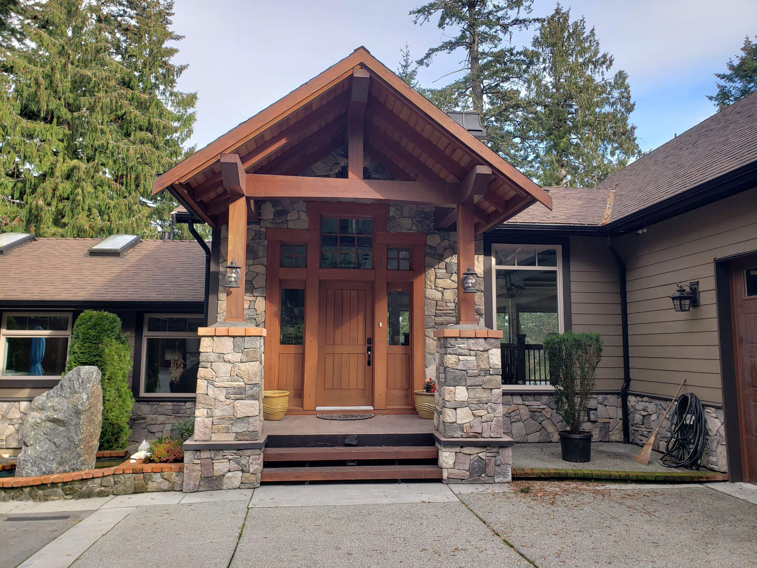 North Saanich Residence by Habanero Garden and Exterior Care