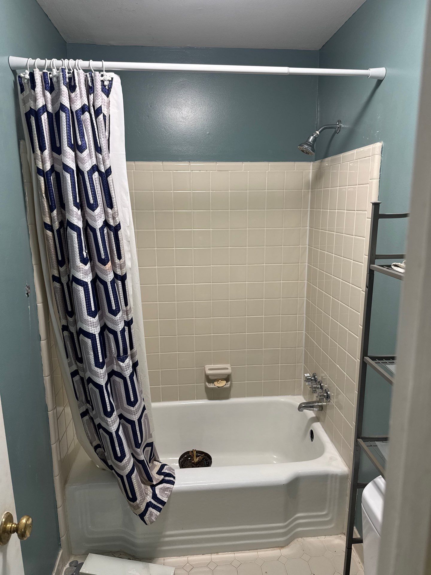 Guest bathroom renovation by Prudencio