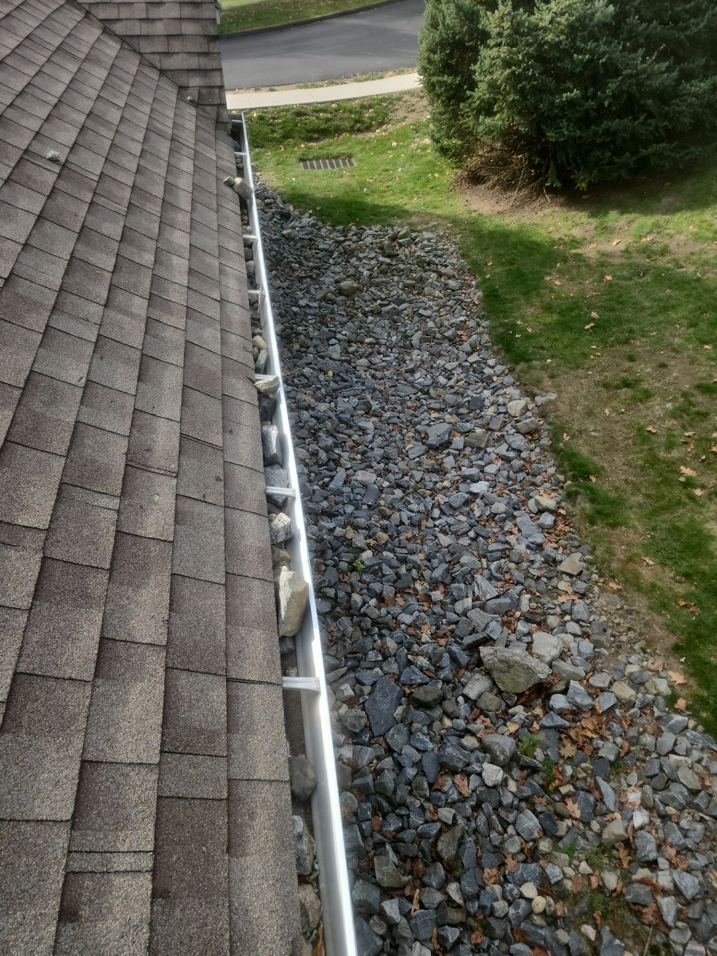 Commercial gutter cleaning Stamford & Norwalk before photo with filled gutters