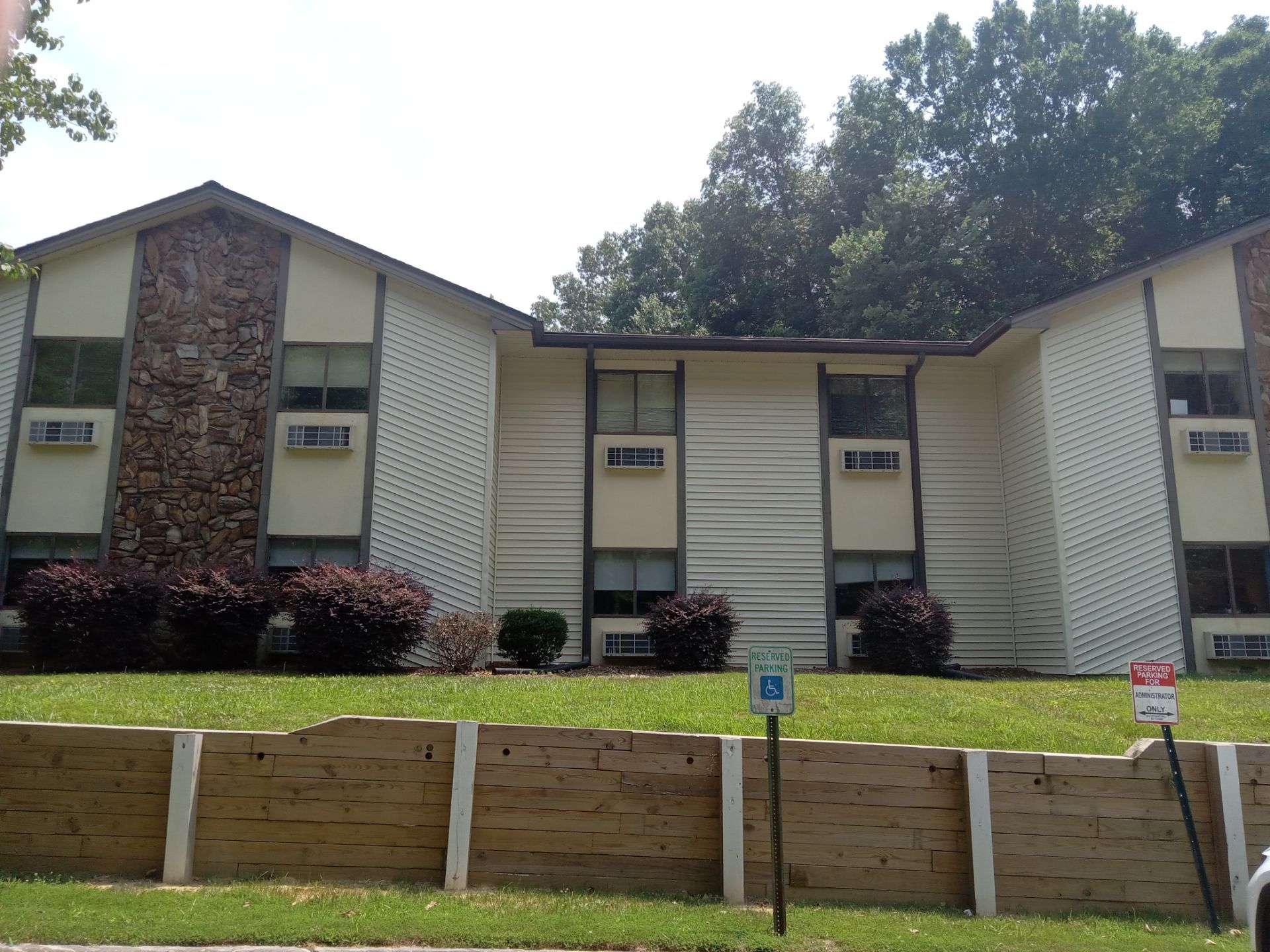 pressure washing building exteriors vinyl siding and stonework cleaning dirt buildup and stains