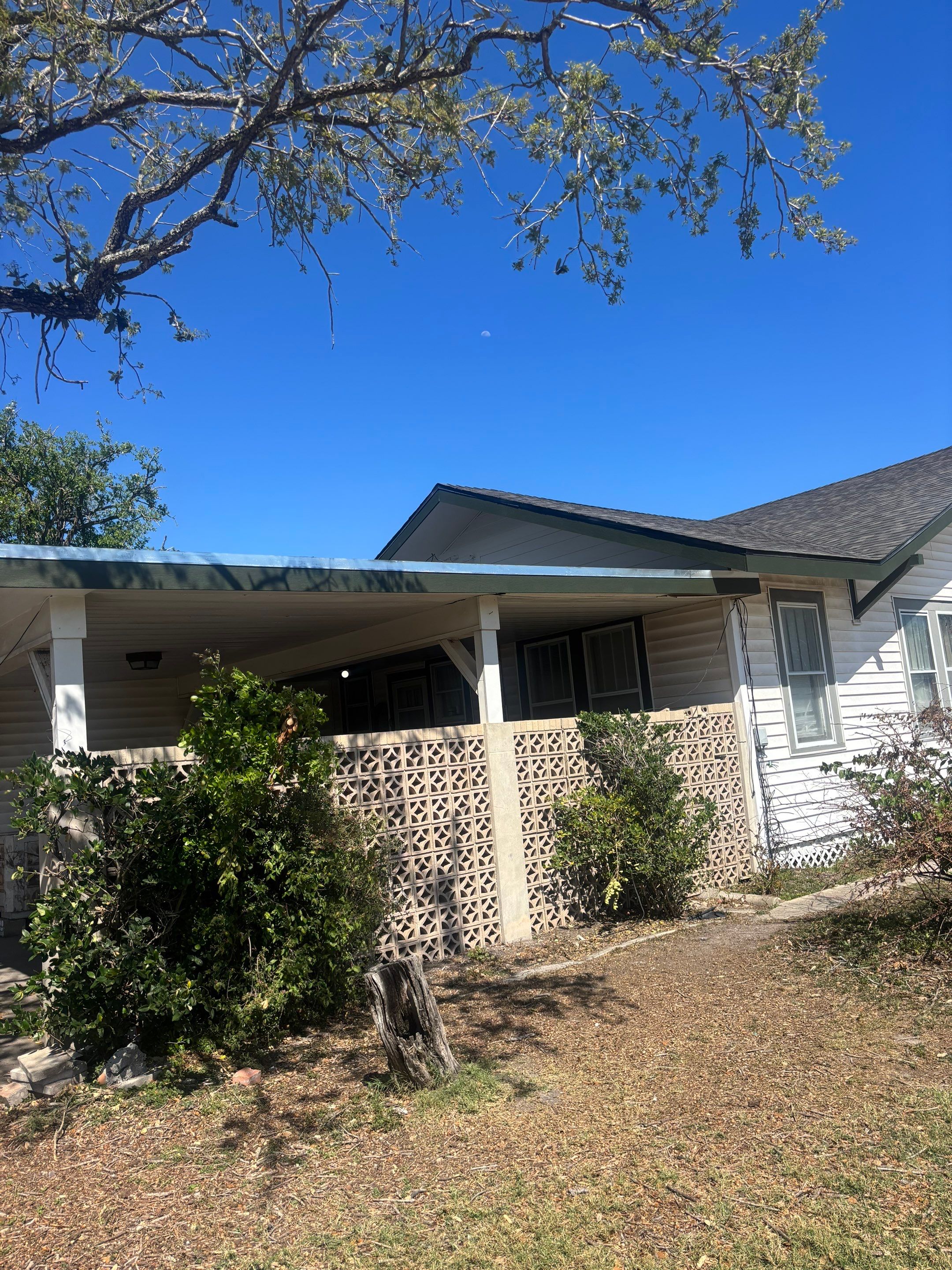 Mid-Century Bungalow by Bayfront Roofing and Construction