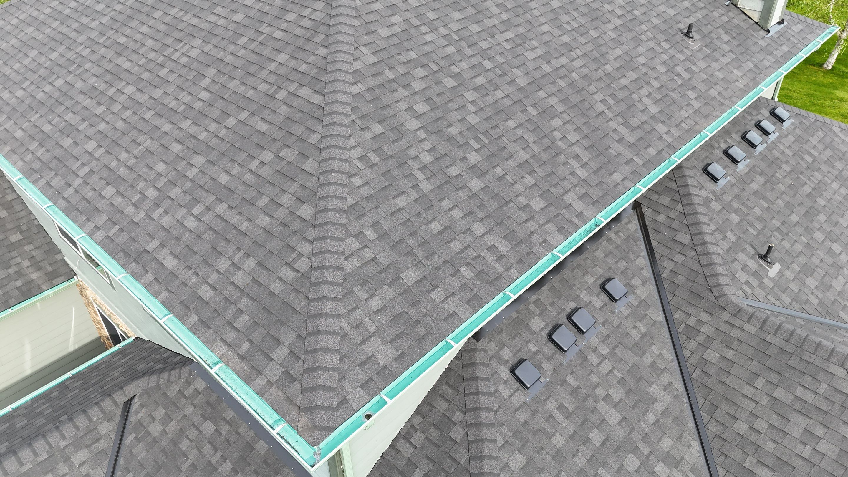Onyx Black | Roof Replacement in La Center, WA by Valiant Roofing, LLC
