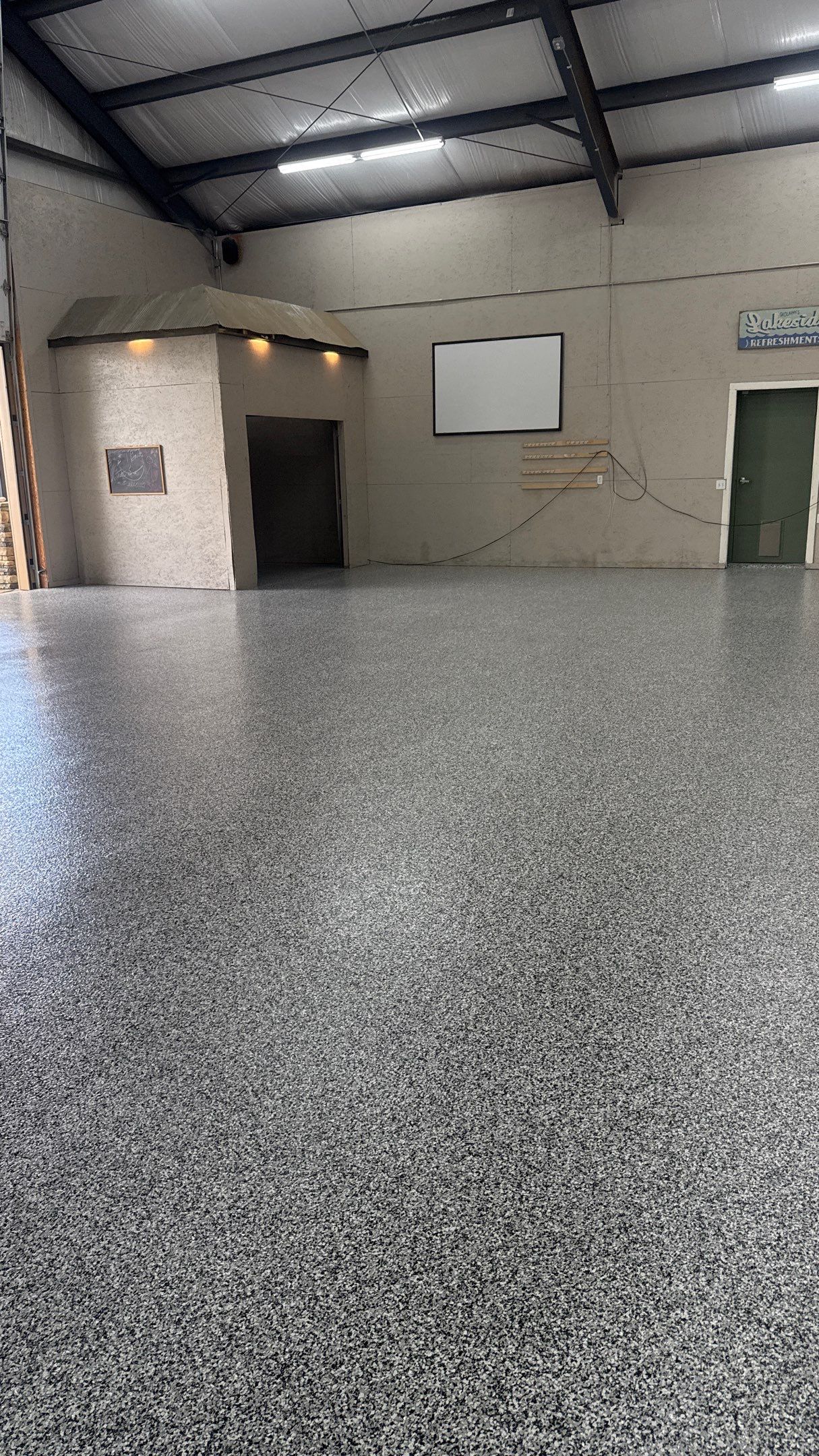Domino Flake Floor Coating in De Soto by Banner Garage