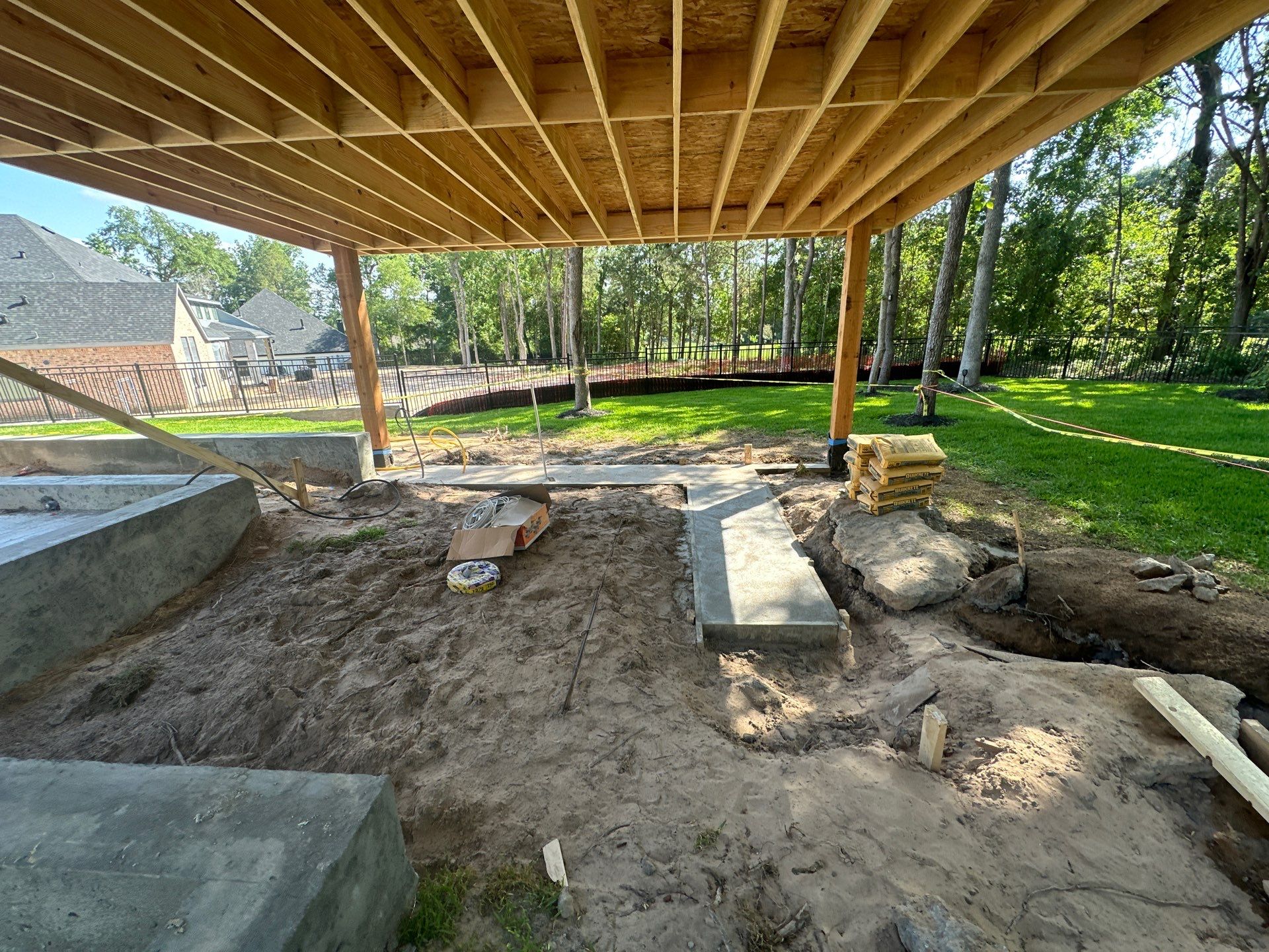 Modern Patio Cover and Kitchen in Montgomery by SophAlx LLC