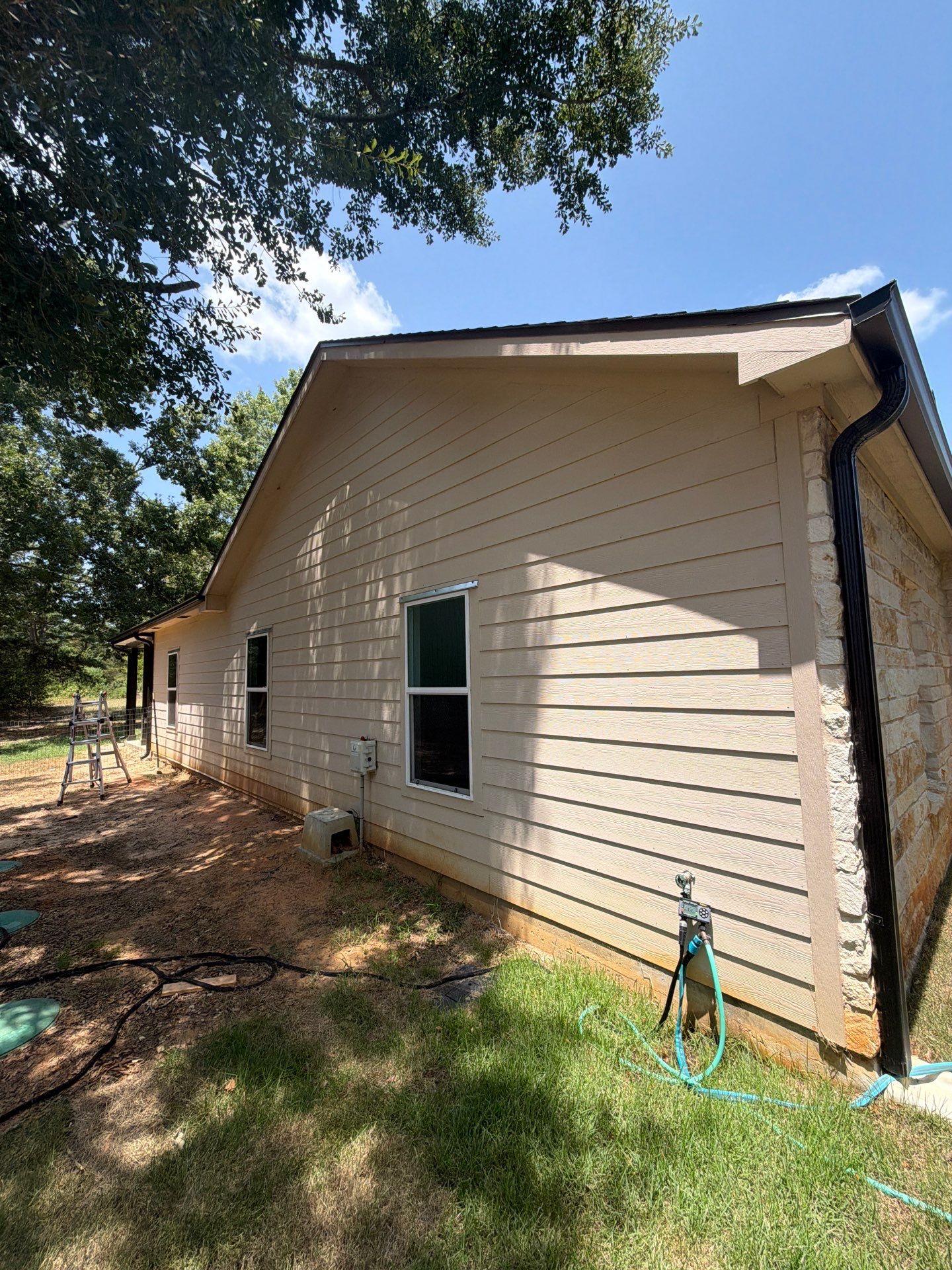 Bold New Color Scheme on Frankston, TX Home by Quality Coats Painting