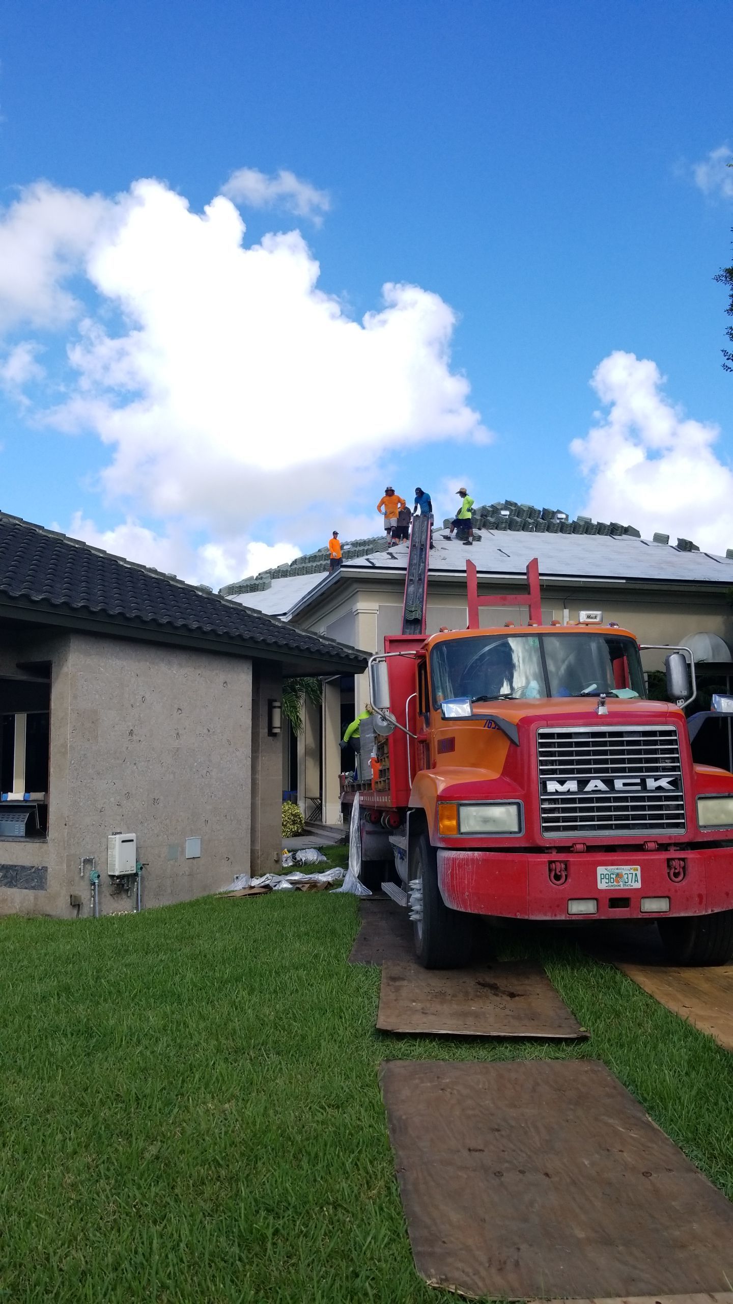 New Tile Roof Installation in Boca Raton ā Elegant, Durable & Hurricane-Resistant by Aastro Roofing