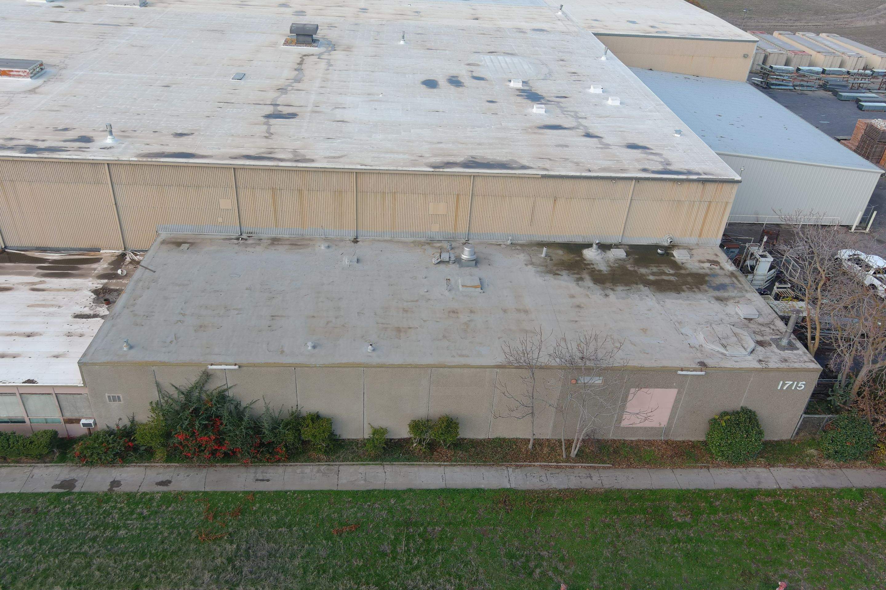 TPO single-ply roofing system using GAF by Straight Edge Roofing Inc