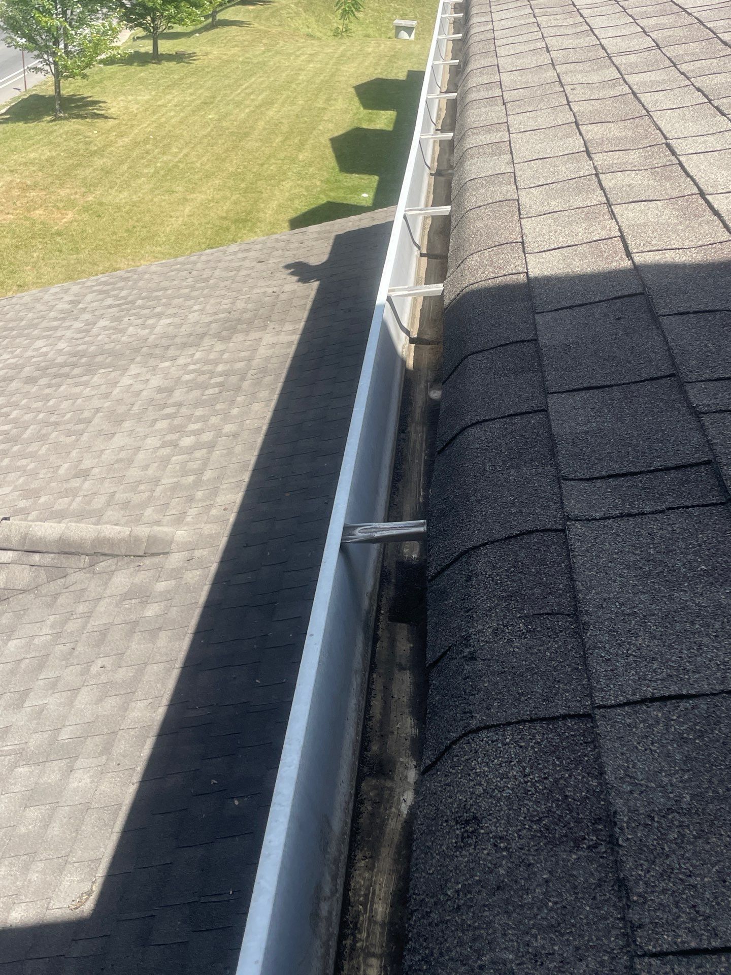 HOA gutter cleaning after photo.