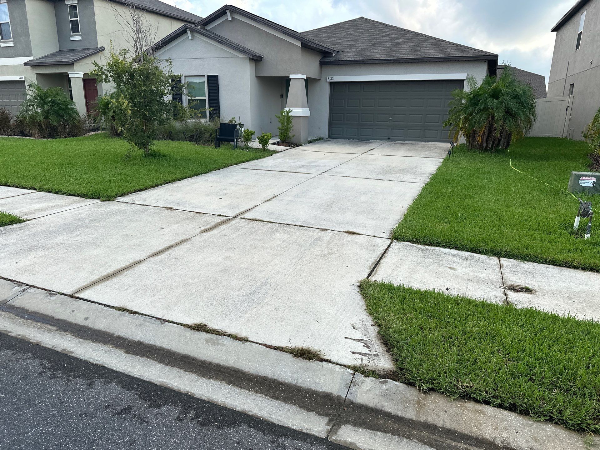 🚿 Concrete Driveway, Sidewalk & Entryway Cleaning – Trevesta Community, Palmetto, FL by Sunshine AquaWash