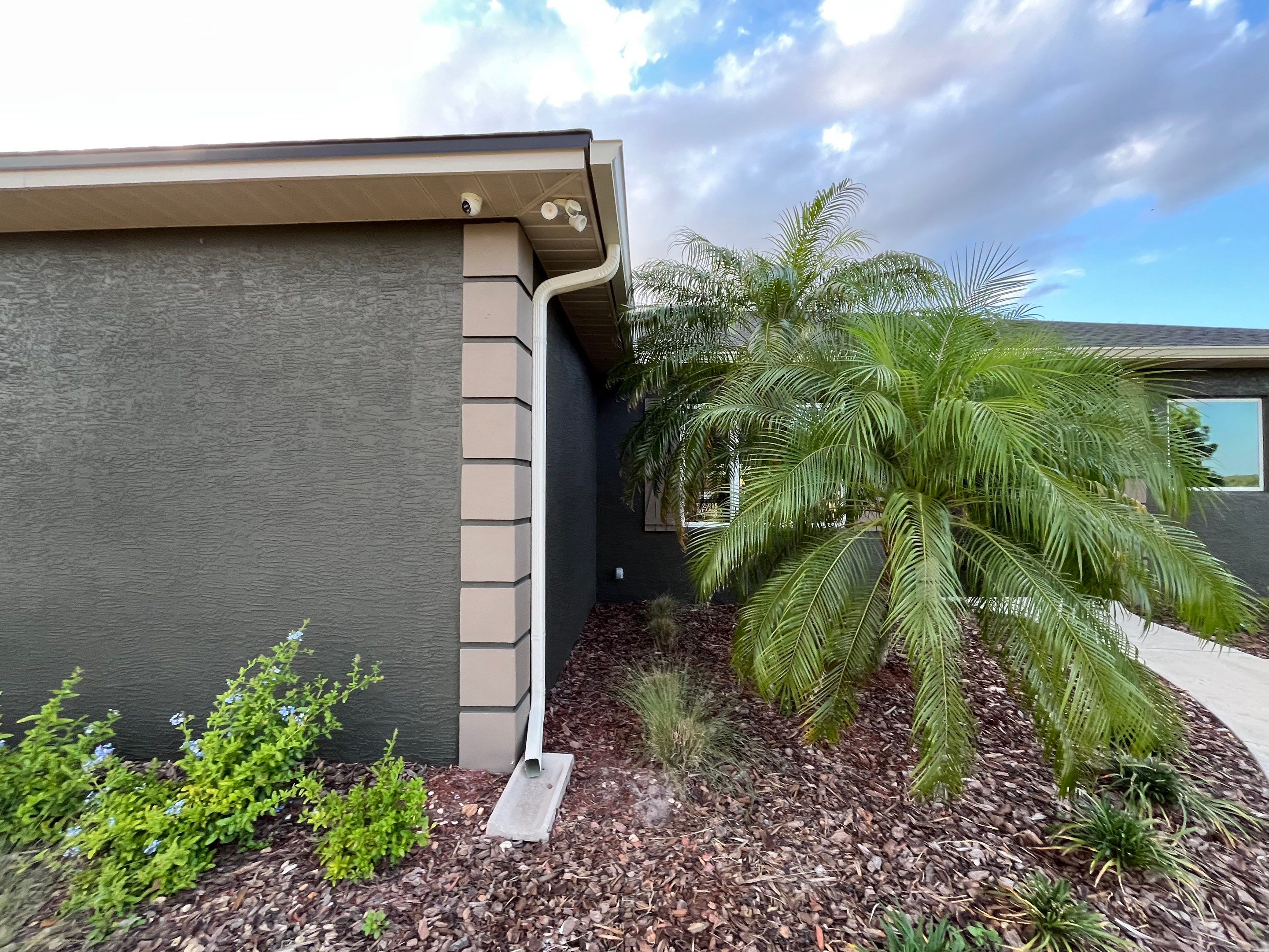  7-inch White seamless gutters and downspouts in Myakka City FL by Gutter Professors
