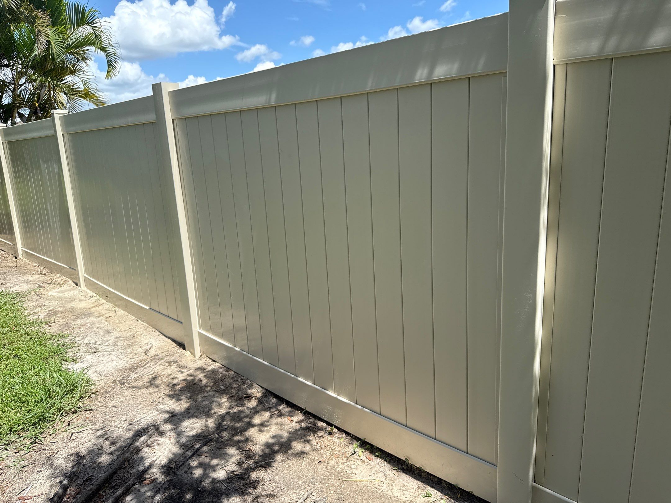 2-Story Stucco House Wash & Tan Vinyl Fence Cleaning | Sheffield Glen Palmetto, FL by Sunshine AquaWash