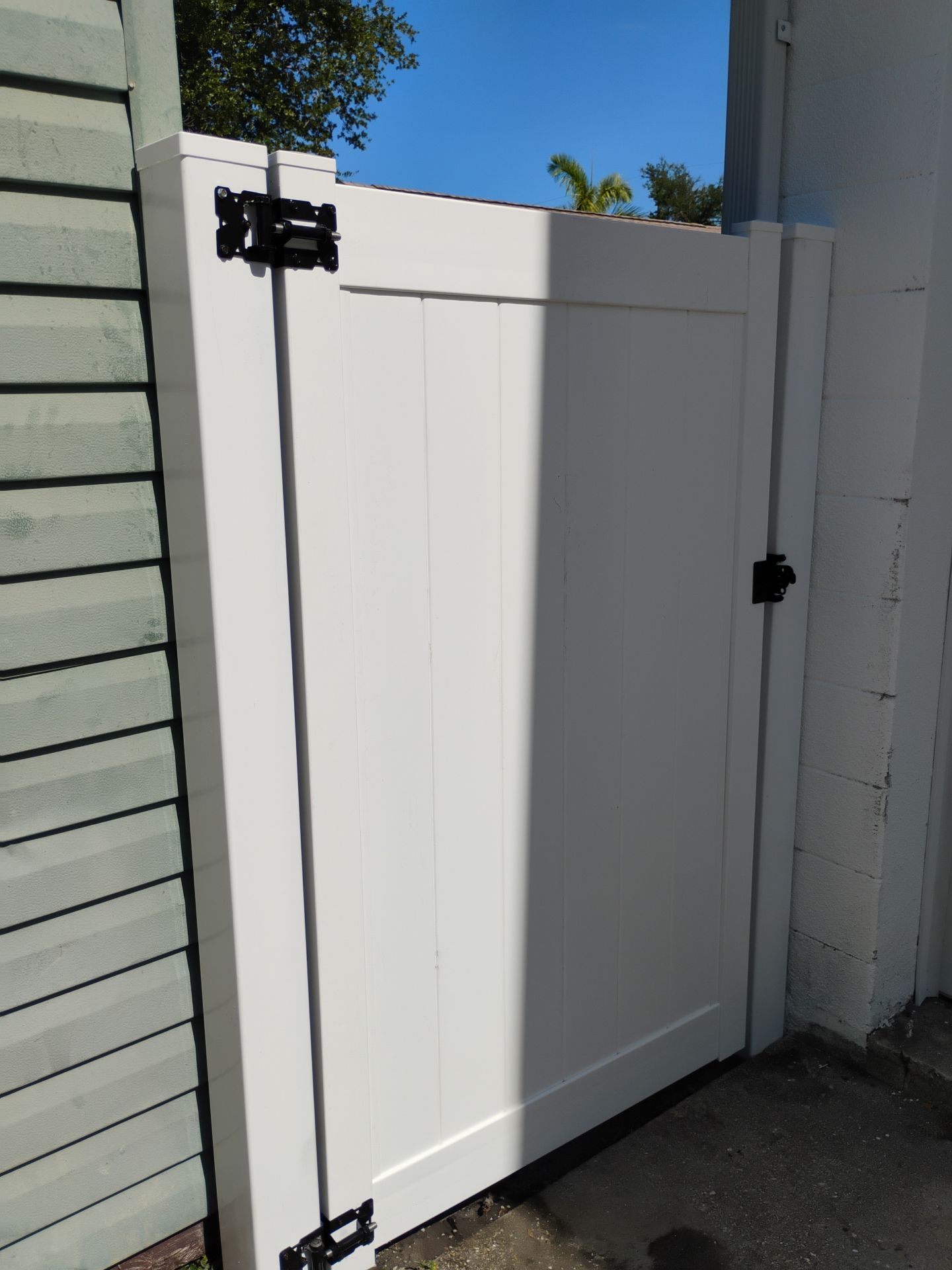 White Vinyl Privacy Fence and Gate Installation in Bradenton by True Fence LLC