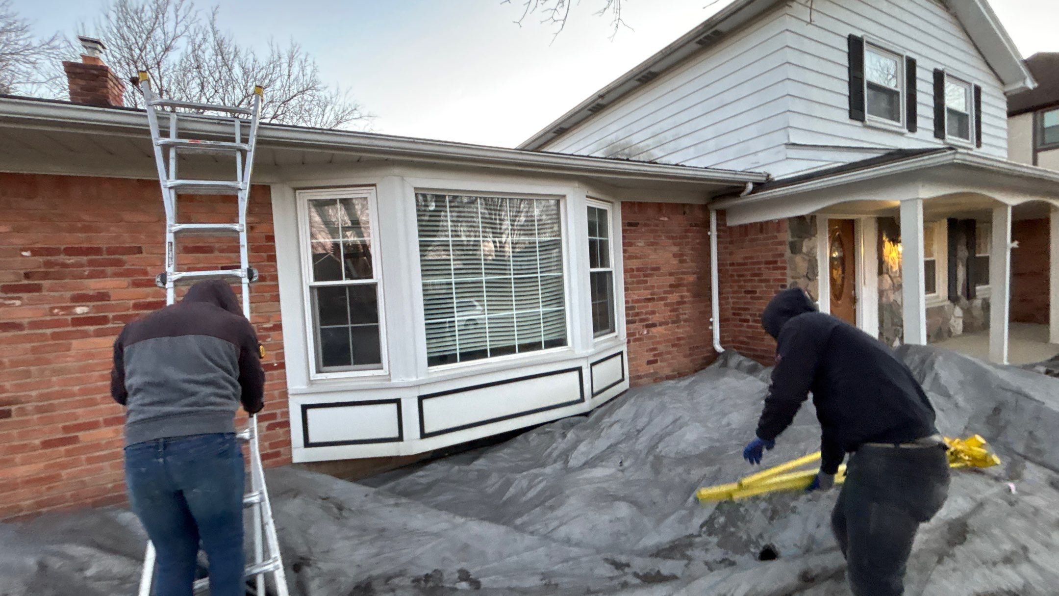 Siding Replacement using Alside Charcoal Smoke and Roof Replacement using Owens Corning Peppercorn by 180 Contractors