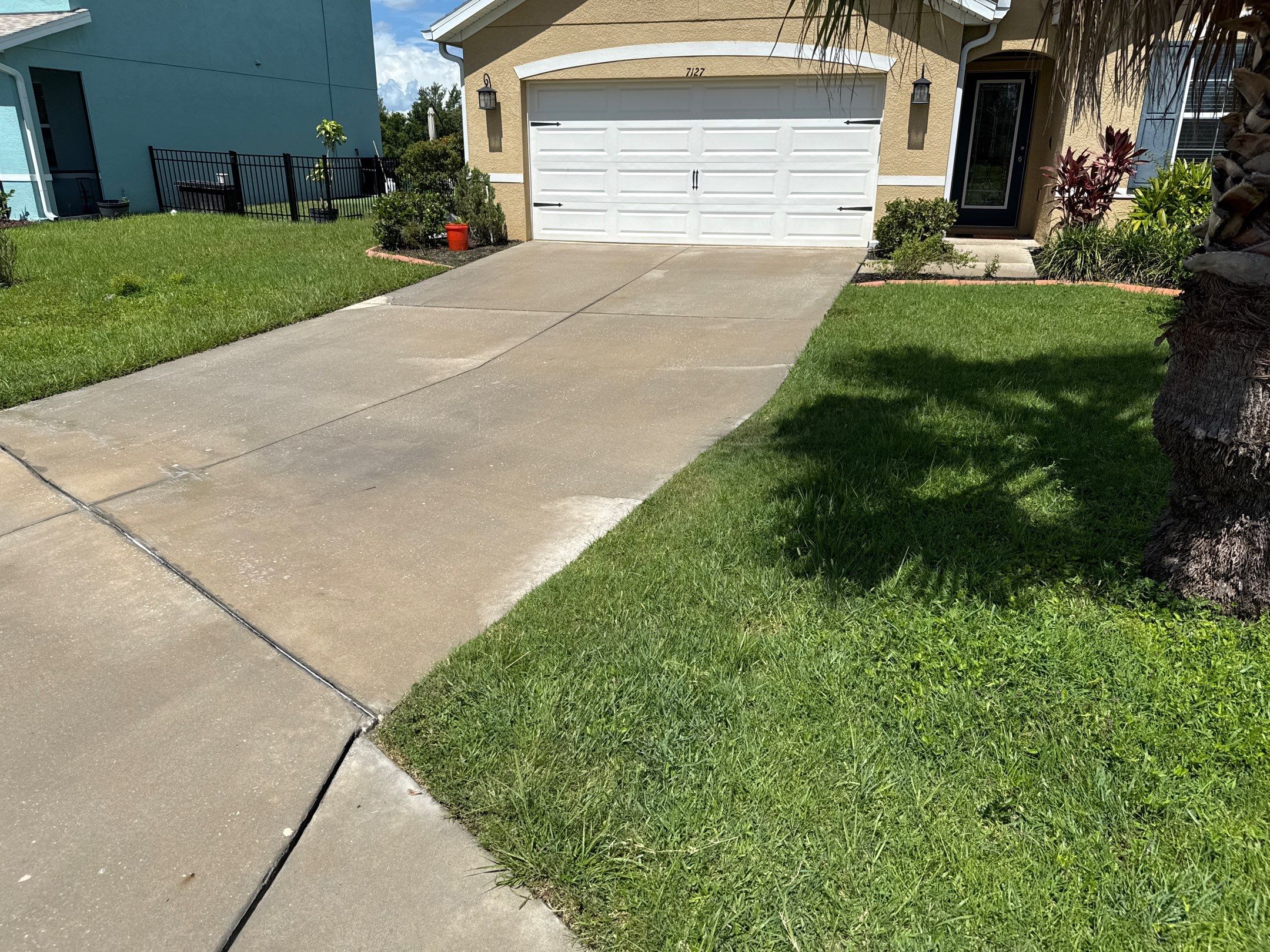 Concrete Driveway & Sidewalk Cleaning in Crystal Lakes – Palmetto, FL by Sunshine AquaWash