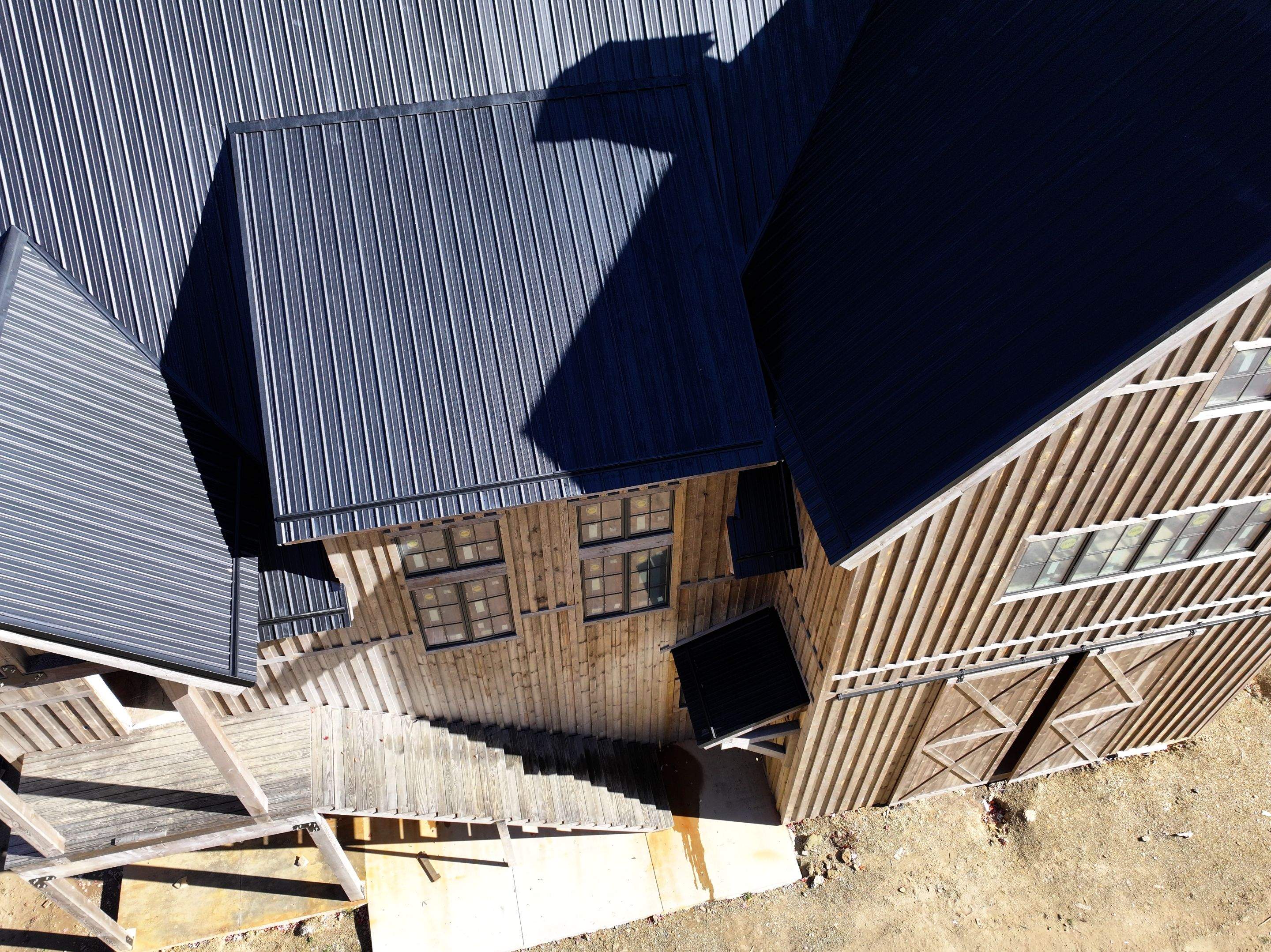 Barn Style House by Omnia Roofing