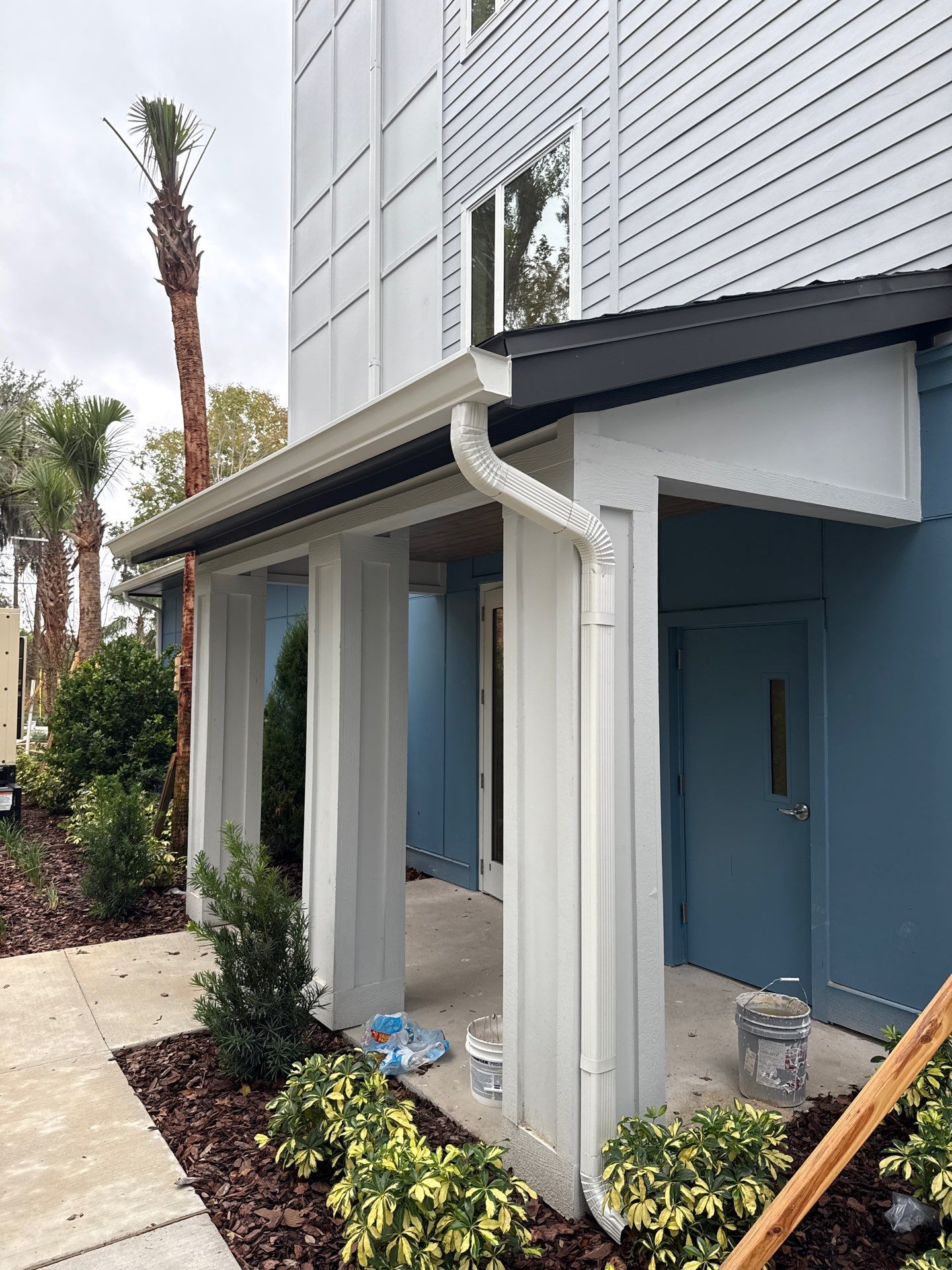 7-Inch Seamless Gutters for Large Roofs in Daytona Beach FL by Gutter Professors