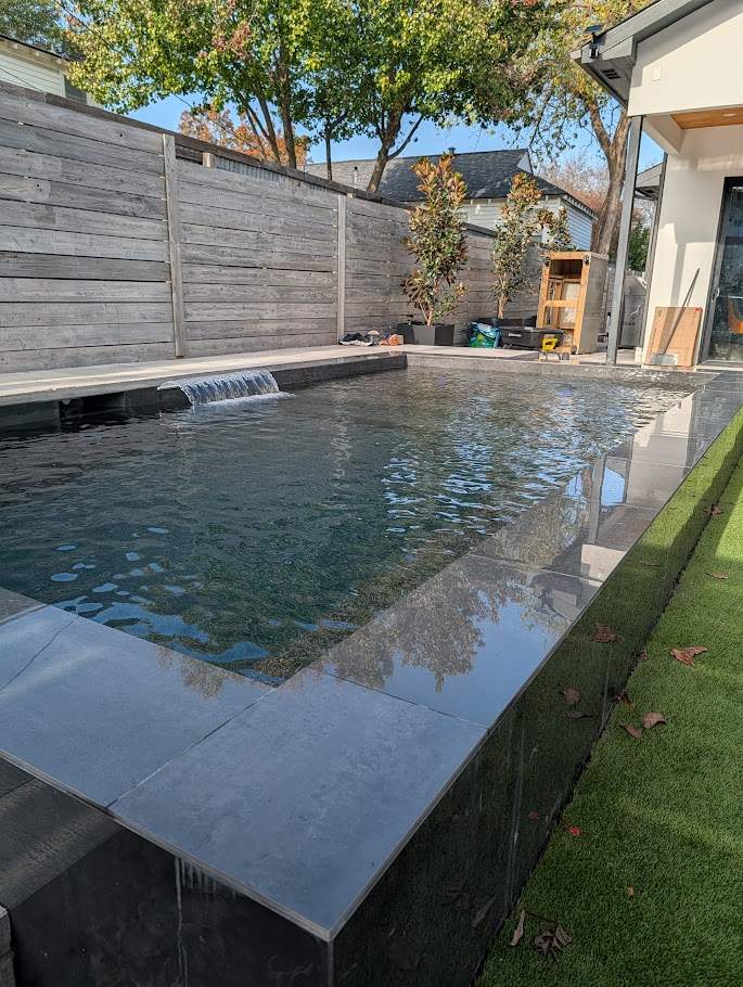 Modern Raised Spool by Pinnacle Pools and Spas - DFW