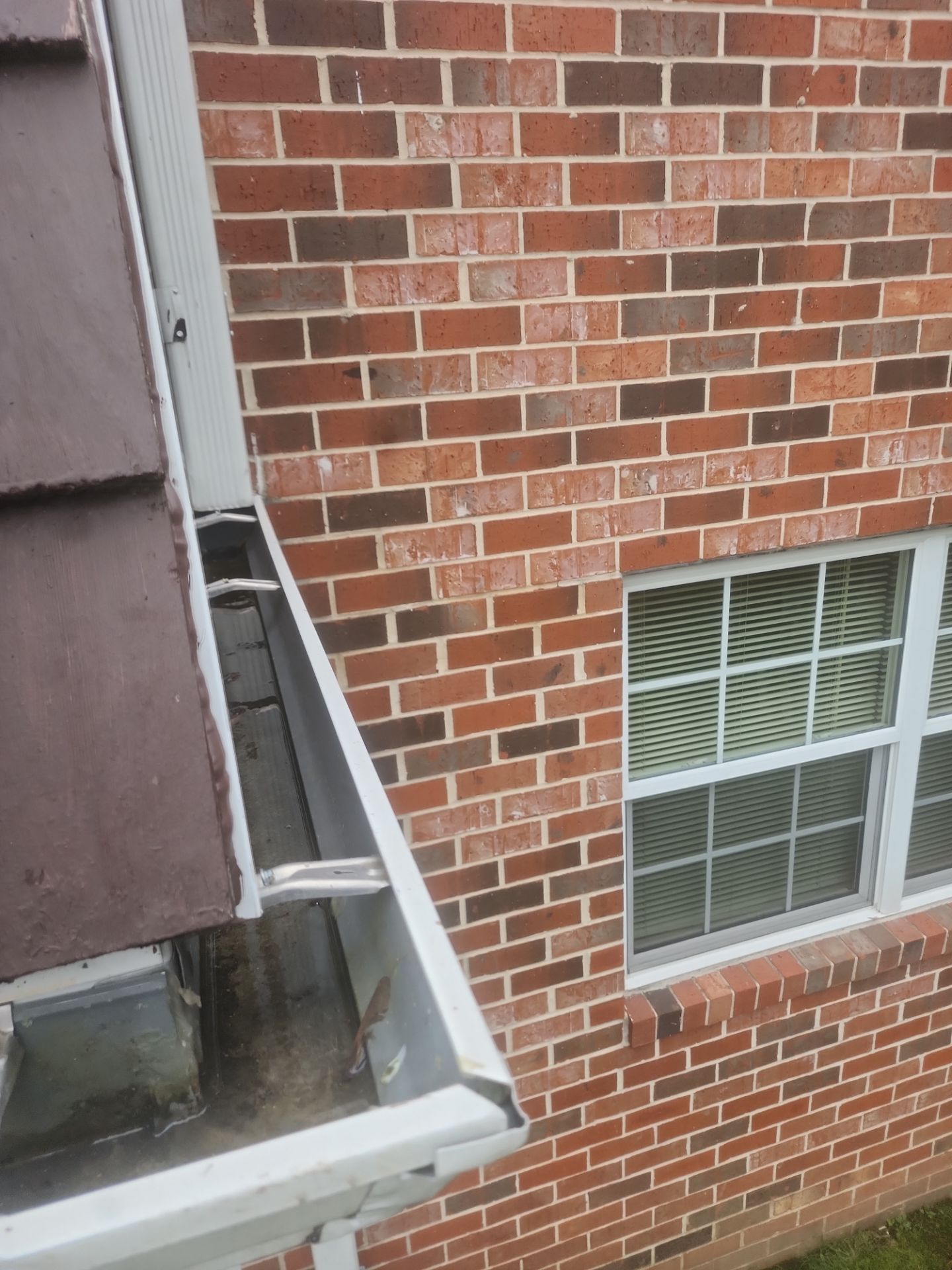 HOA gutter cleaning after photo.