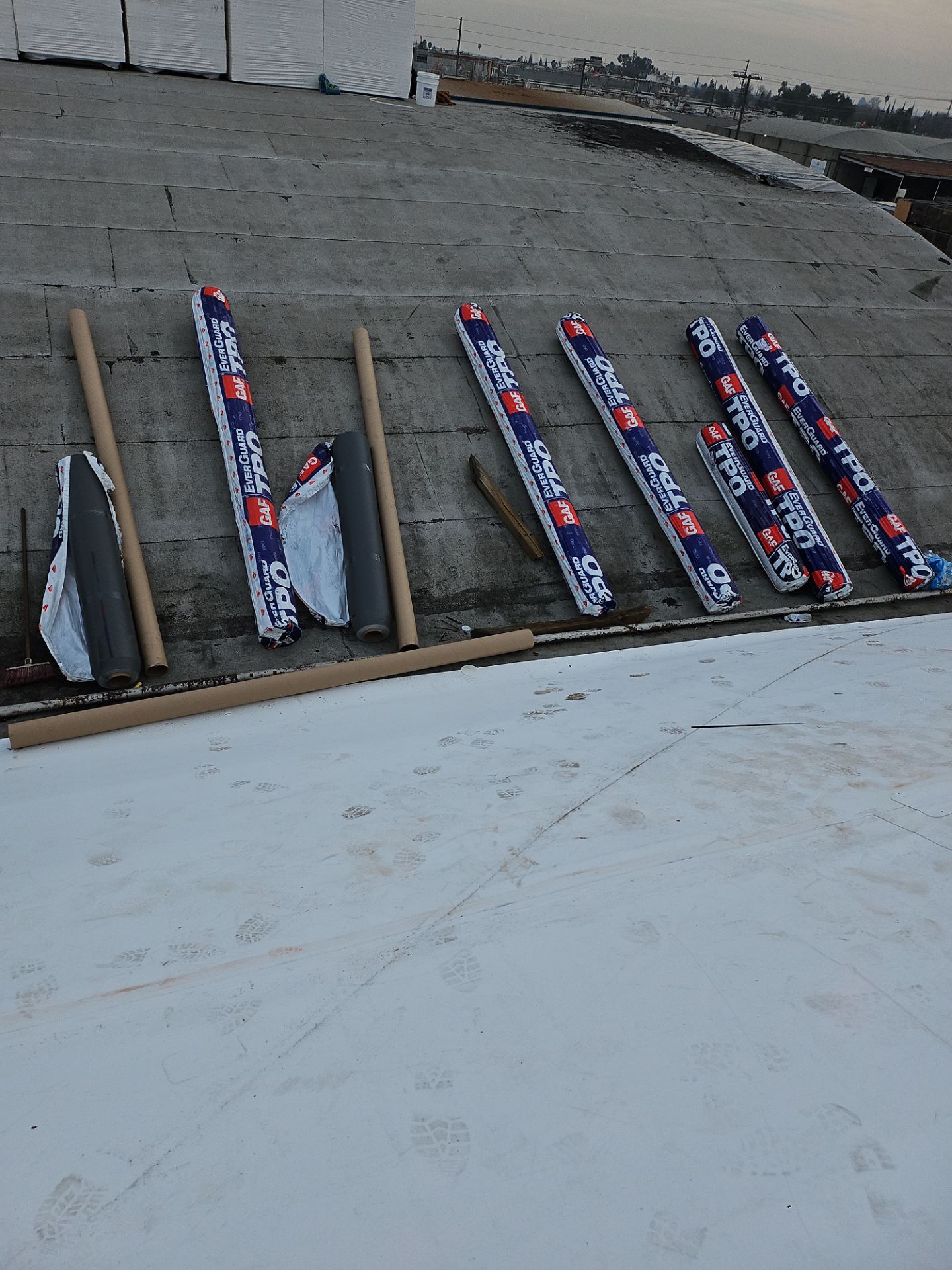 TPO single-ply roofing system using GAF Single-ply TPO 60 mil with 1.5 inch ISO board insulation by Straight Edge Roofing Inc