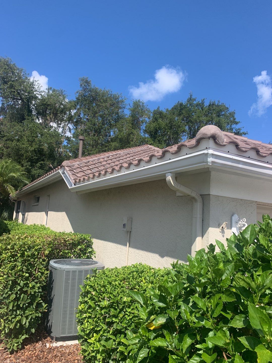 Aluminum Seamless Gutters using 6 Inch Seamless Gutters in Sarasota FL by Gutter Professors