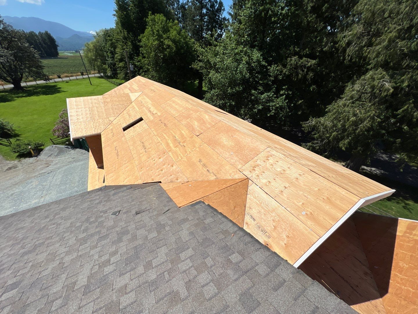 Residential Roofing Installation using OC Oakridge shingles and Duraclad Accent roof by Top Notch Roofing Inc