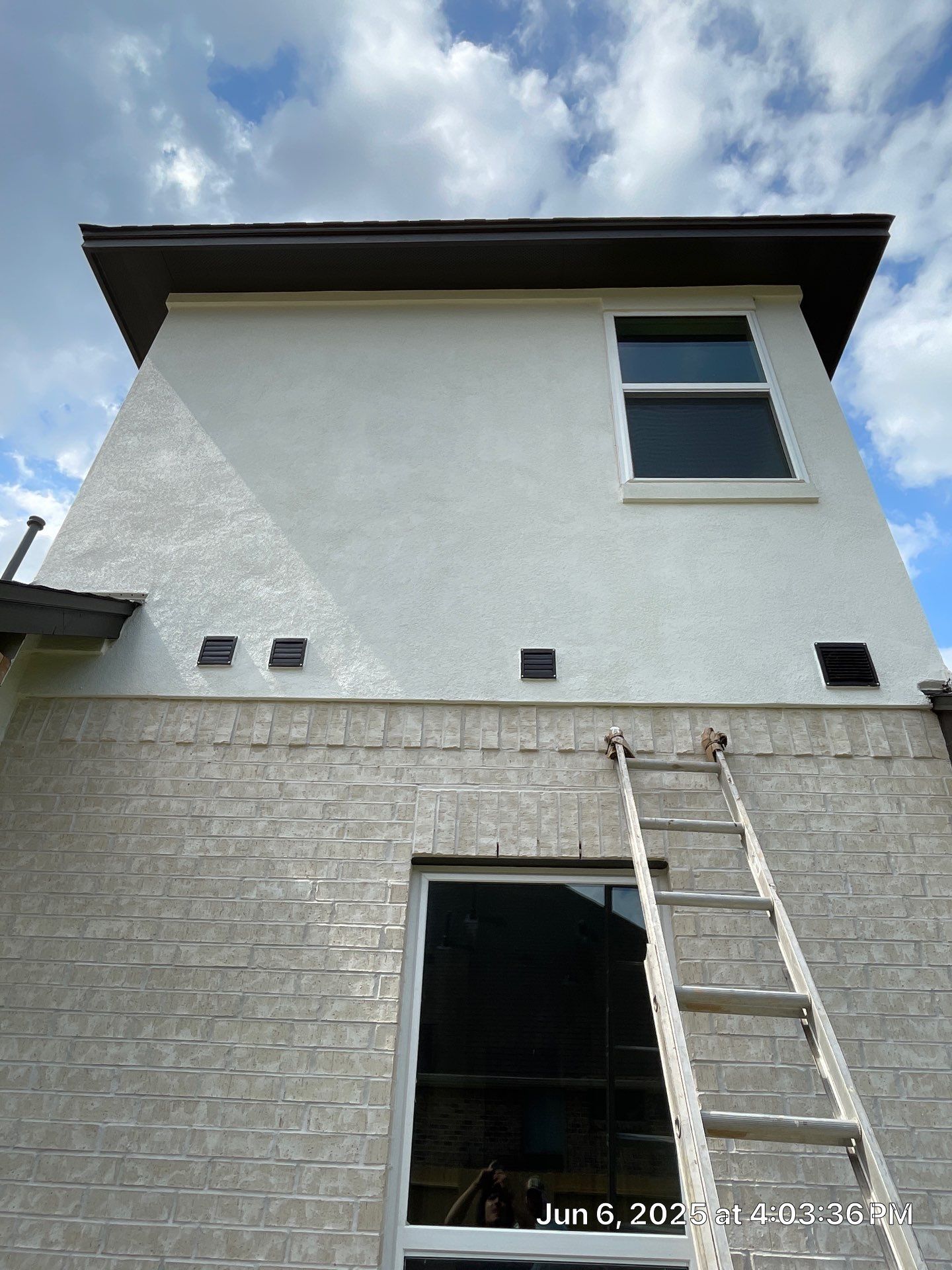 Conroe Harmony: Sand Finish Stucco with Natural Stone Accents by Apex Conventional Stucco Llc
