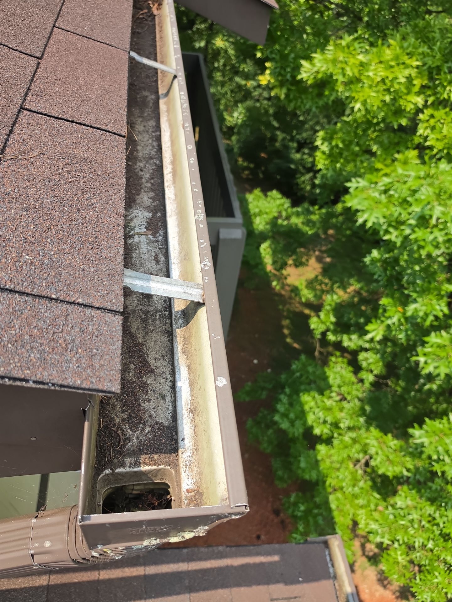 HOA gutter cleaning after photo.