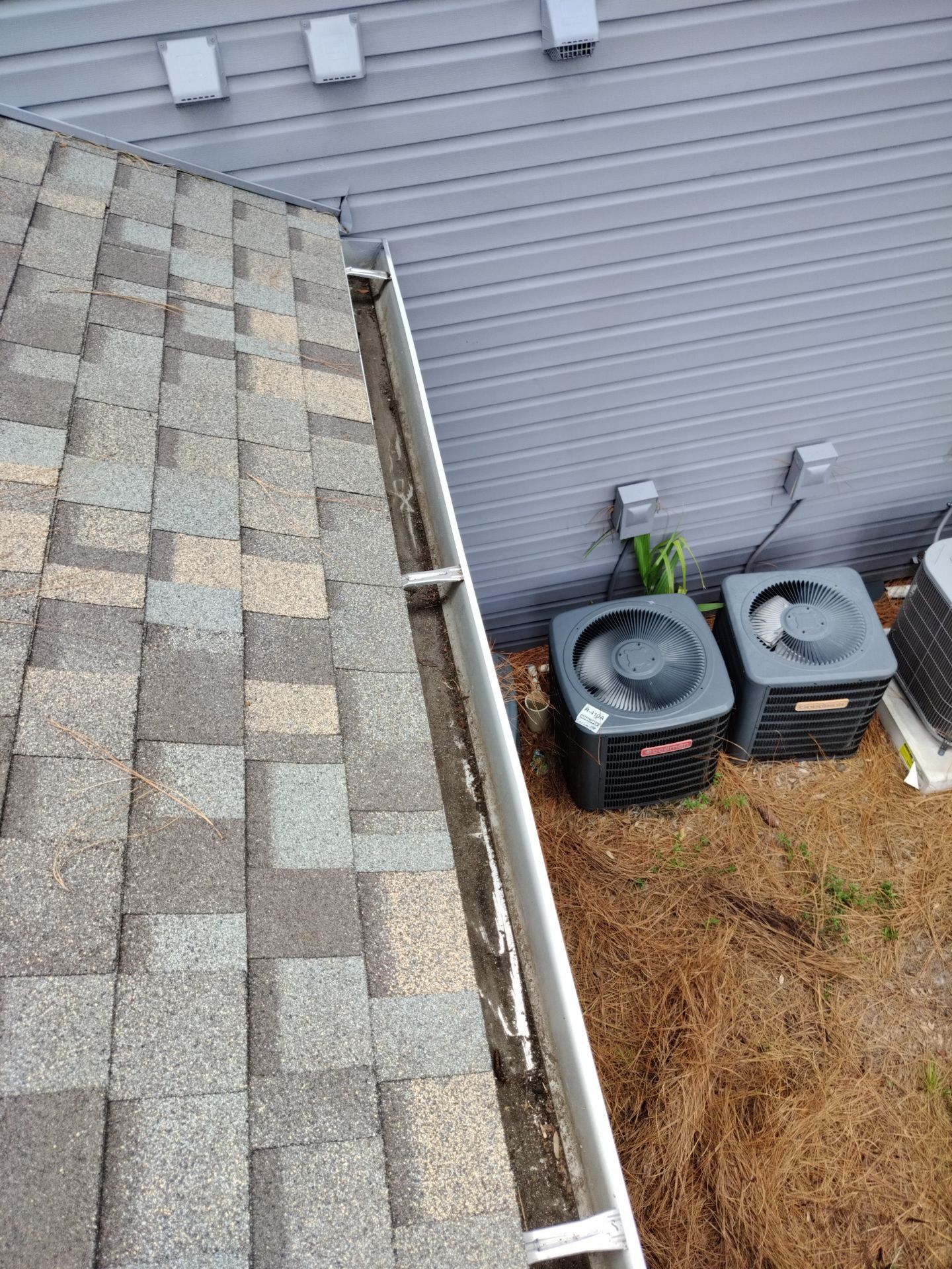 Commercial gutter cleaning Kissimmee & St. Cloud, FL	 after photo with clean gutters