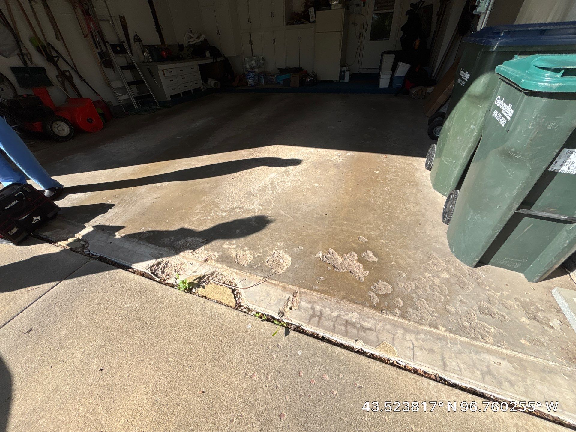Custom Creekbed Garage Floor Coating in Sioux Falls by Select Painting, Coatings & Garage Cabinets