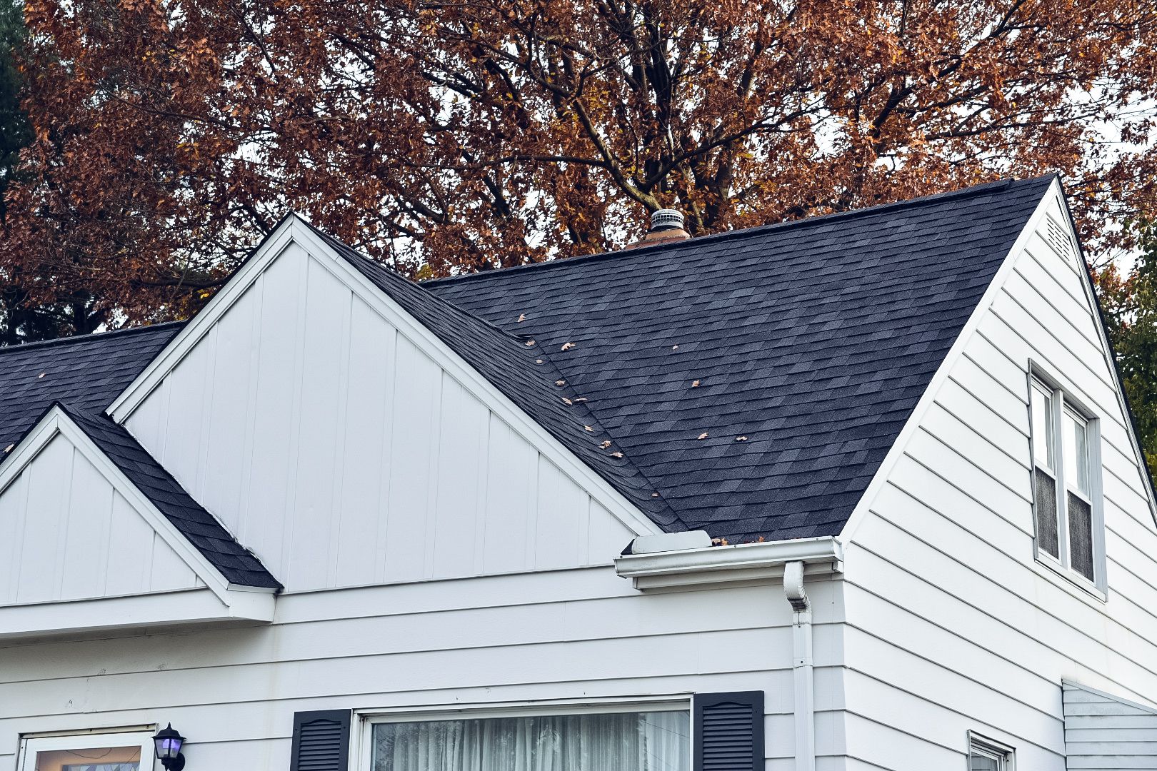 Brand: Atlas Pinnacle Color: Pristine Scotchguard Black Drip: White by Eagle Eye Roofing