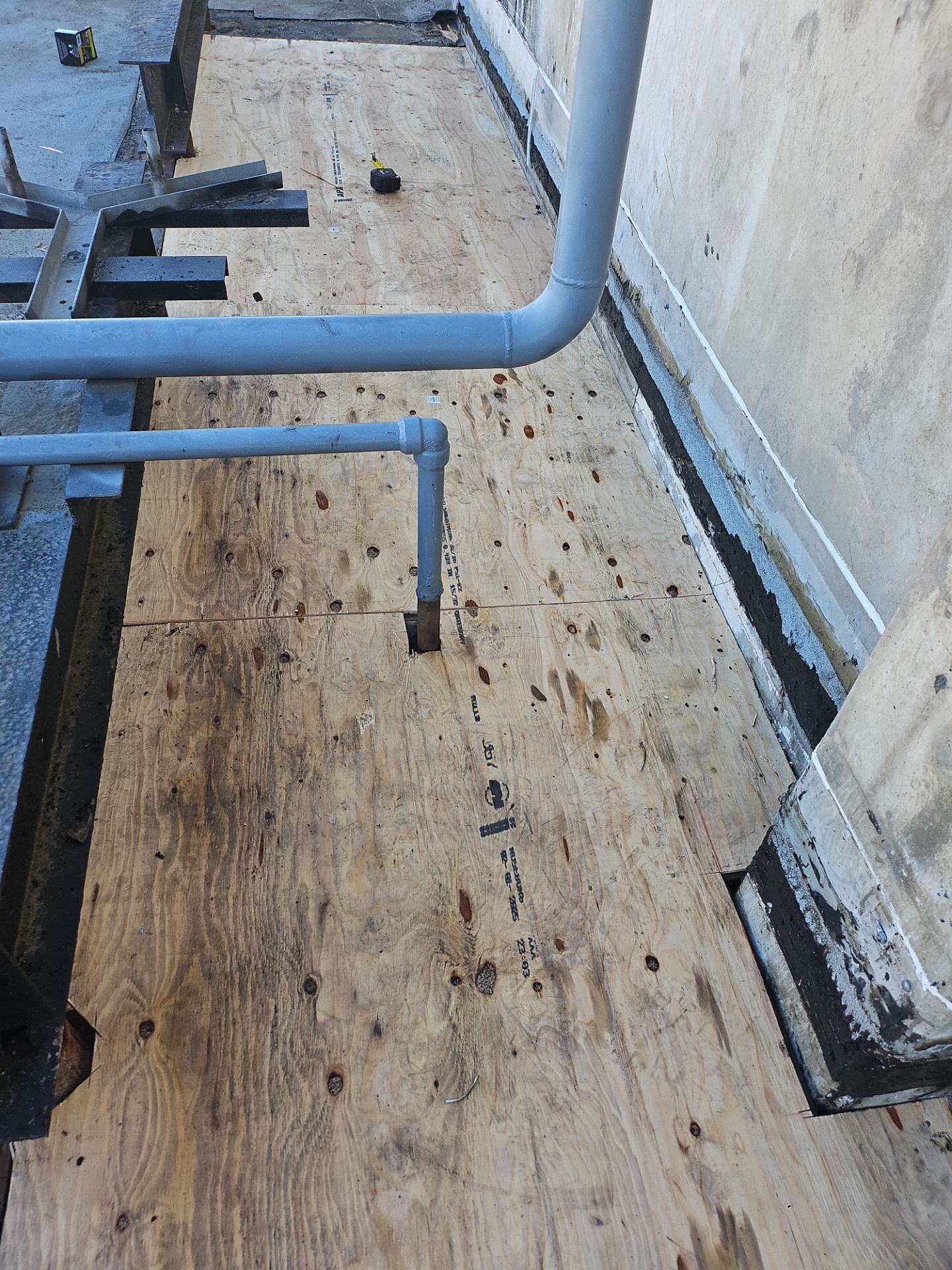 TPO single-ply roofing system using GAF Single-ply TPO 60 mil with 1.5 inch ISO board insulation by Straight Edge Roofing Inc