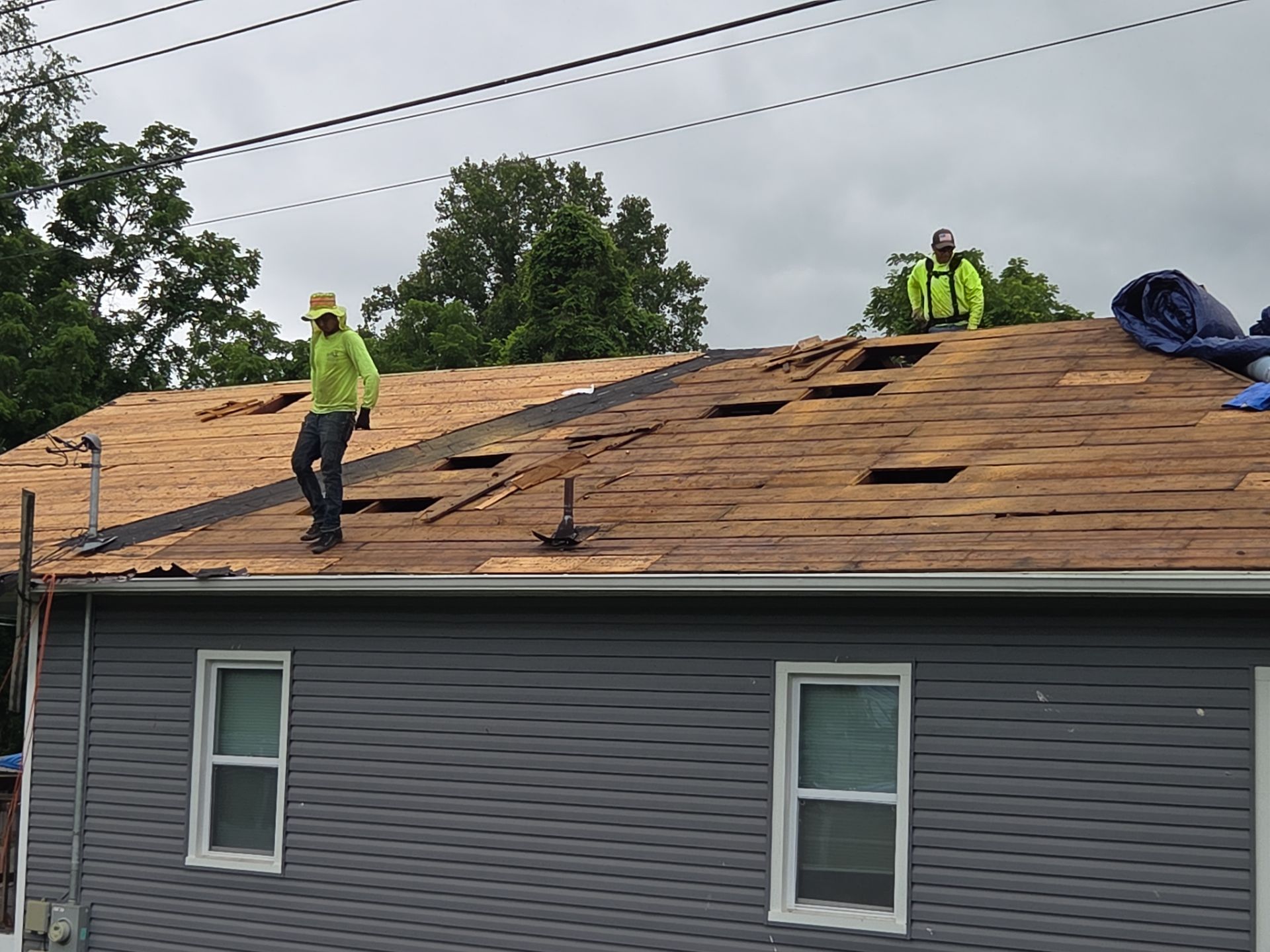 Matte Black Elegance: IKO Dynasty Roof Transformation in Ashland, KY by Mr. Roofer