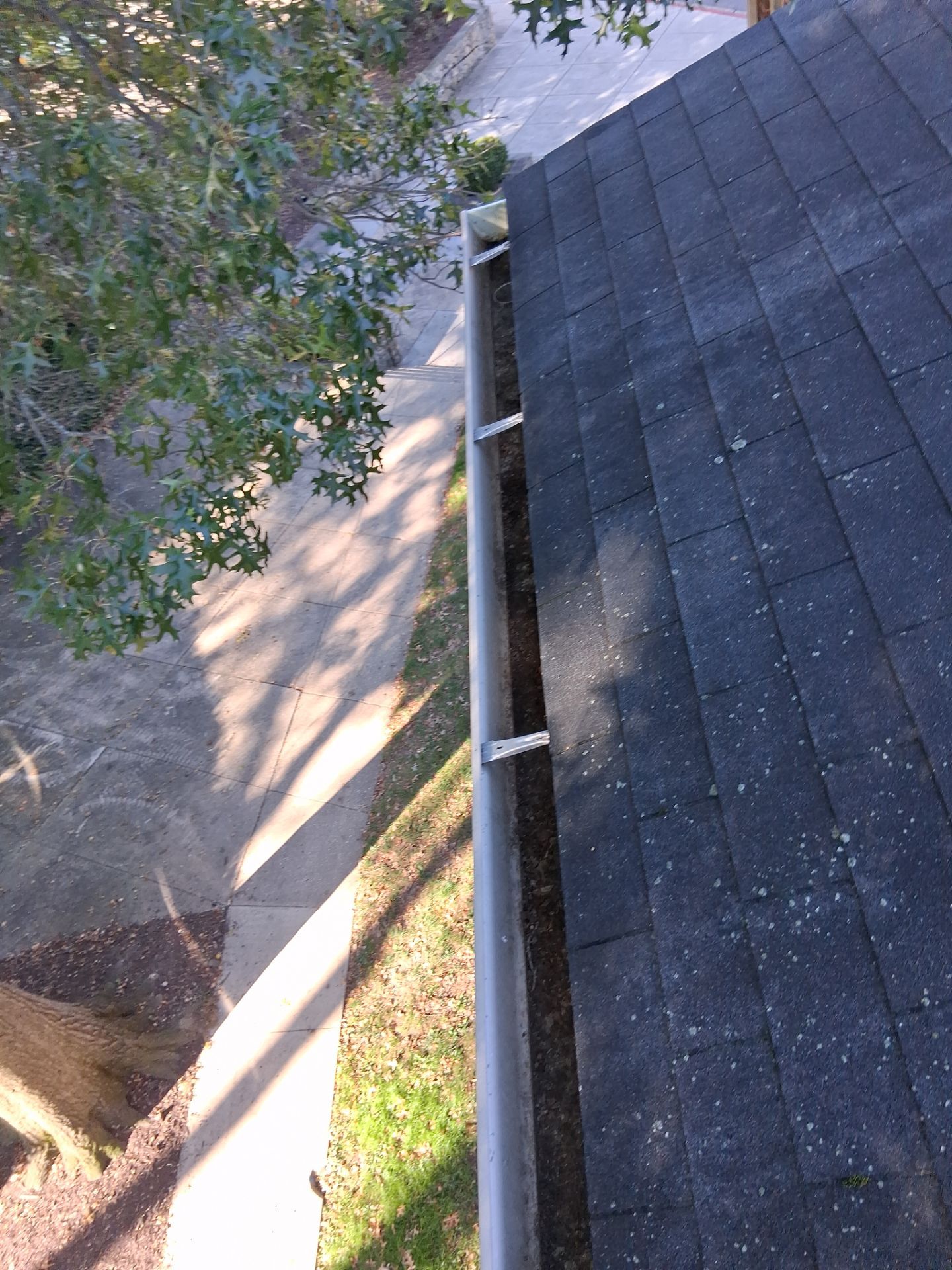 Commercial gutter cleaning Maryland after photo with clean gutters