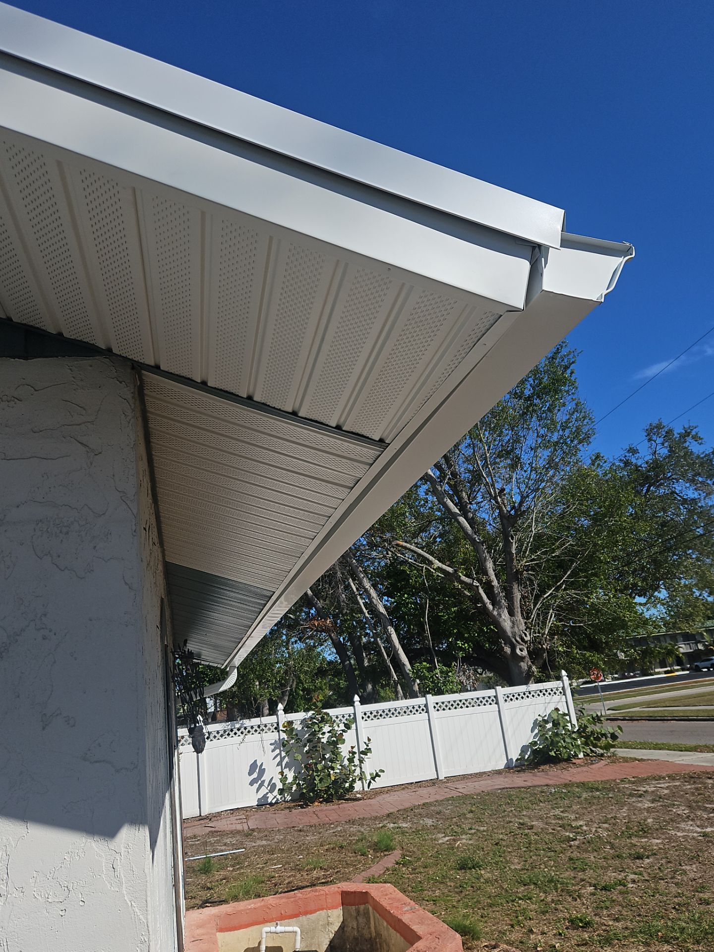 K-Style Seamless Gutter Installation using White Seamless Gutters in Sarasota FL by Gutter Professors