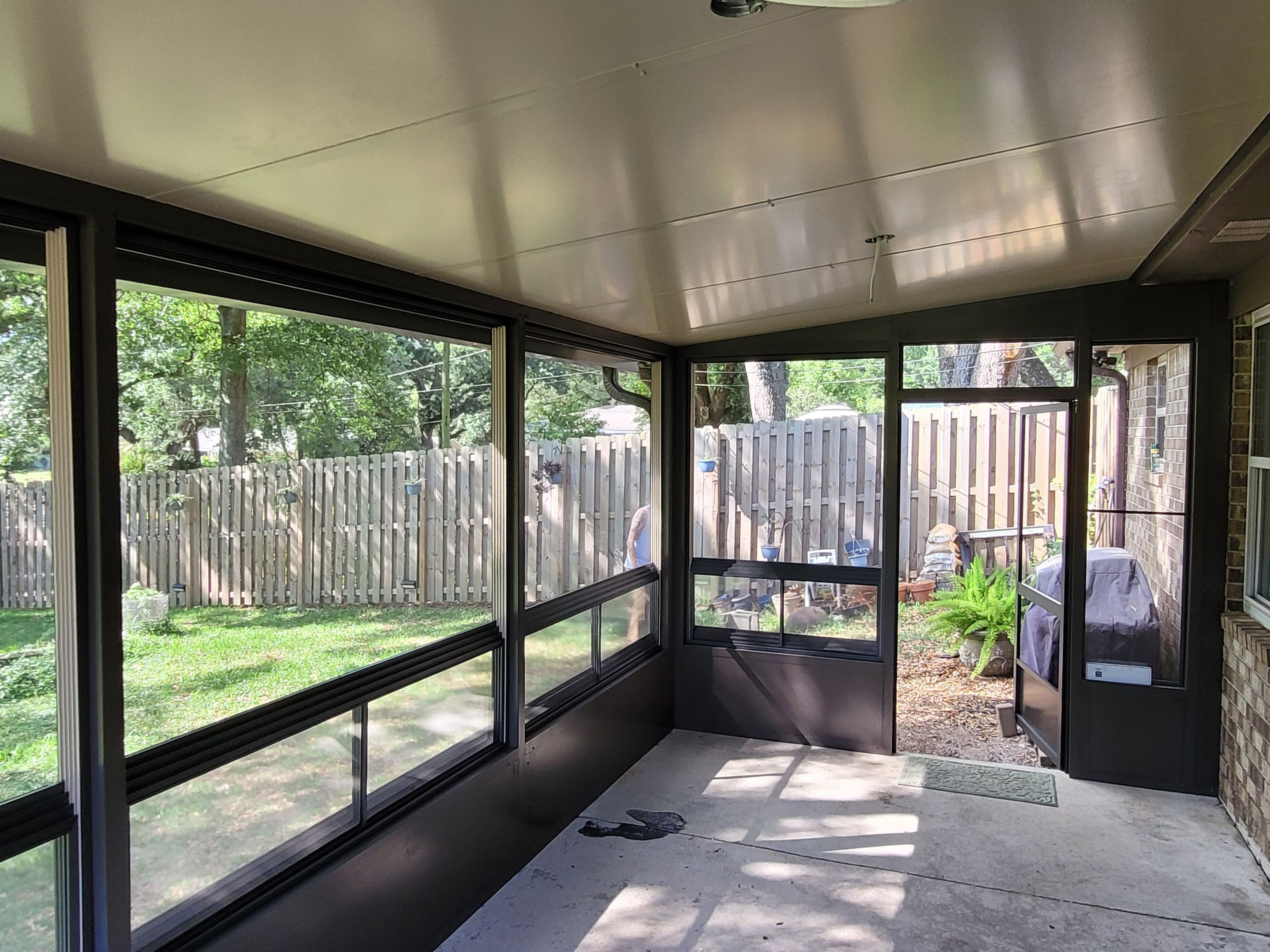 Pensacola Screen Room Using Colorbeam by Titan Sunrooms