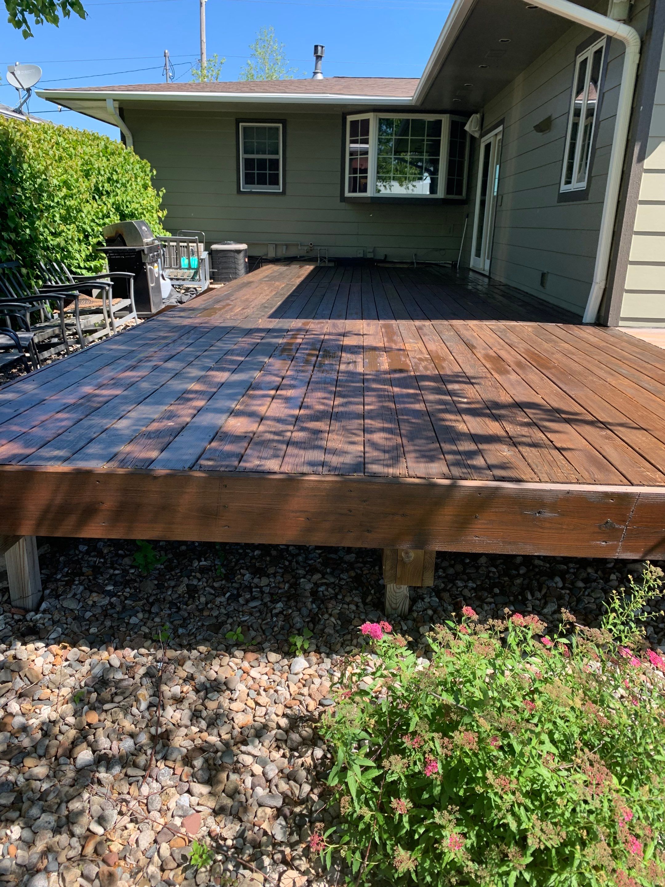 Deck Restain by Cutting edge painting 
