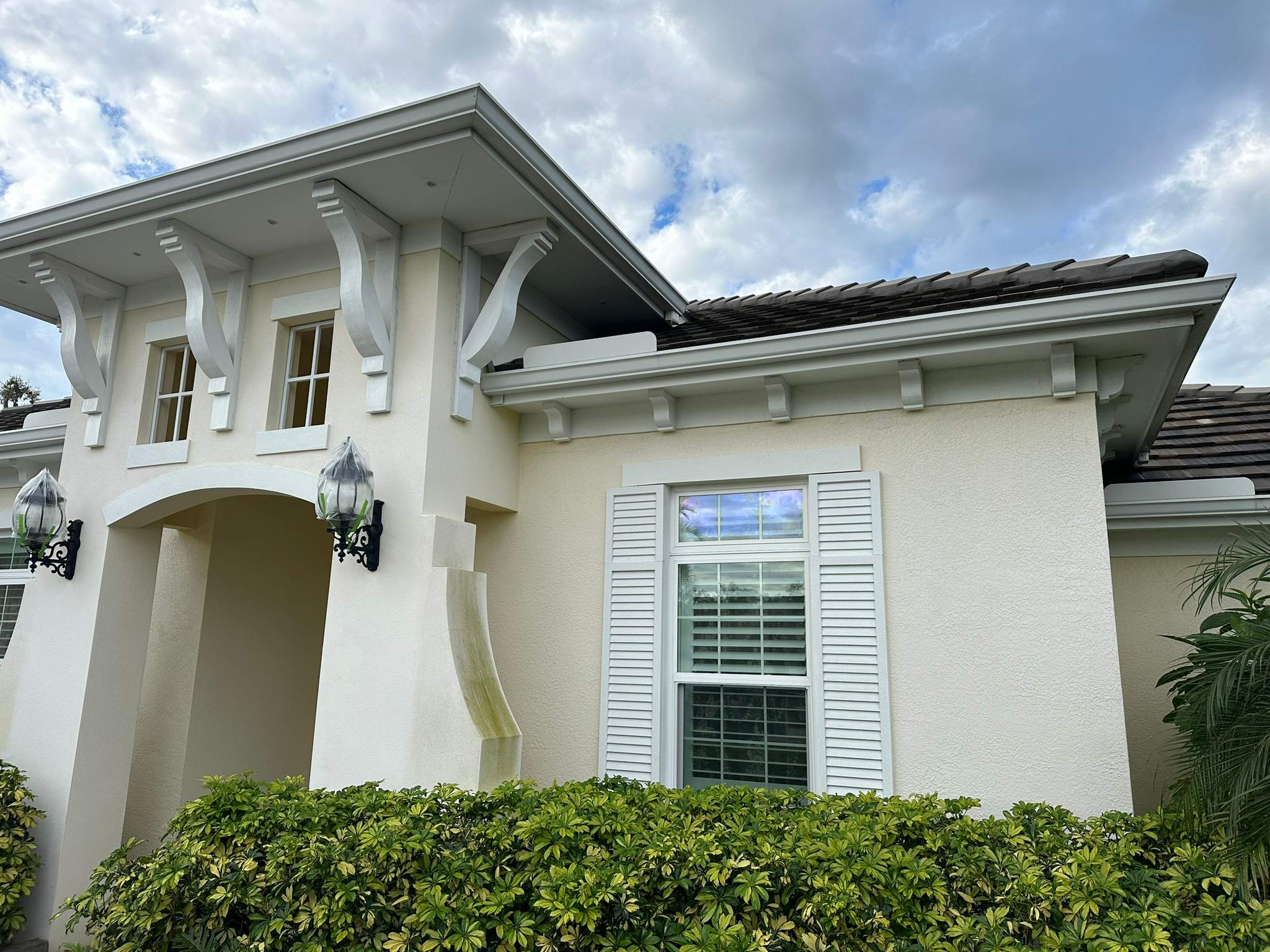 House Wash & Pool Screen Enclosure Cleaning in Winding River Community, Bradenton, FL | Sunshine AquaWash by Sunshine AquaWash