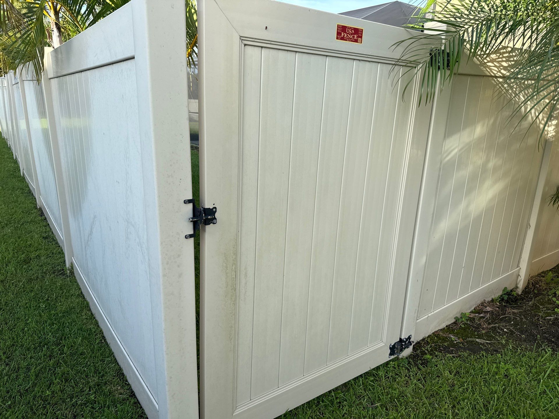 2-Story Stucco House Wash & Tan Vinyl Fence Cleaning | Sheffield Glen Palmetto, FL by Sunshine AquaWash