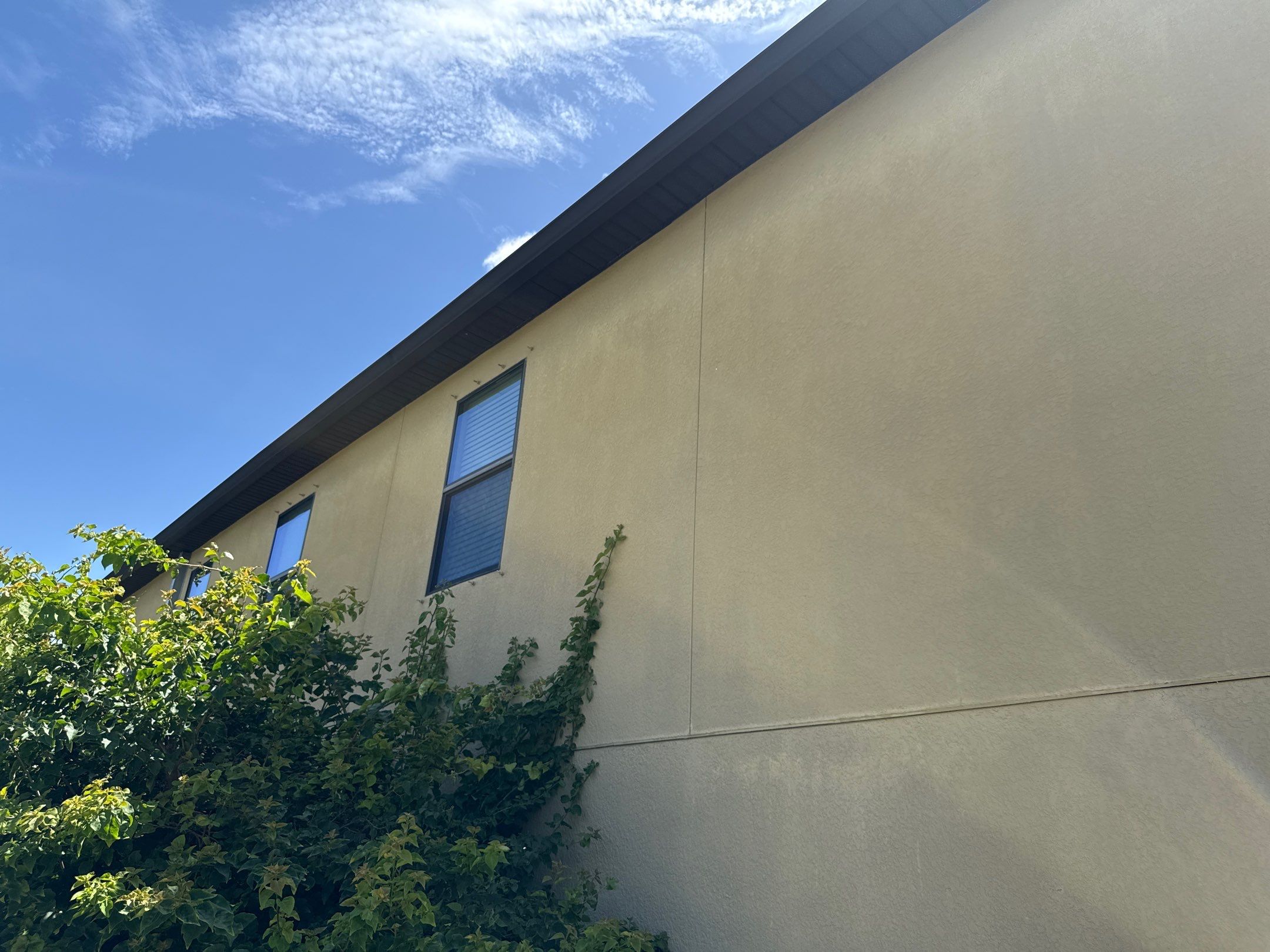 2-Story Stucco House Wash & Tan Vinyl Fence Cleaning | Sheffield Glen Palmetto, FL by Sunshine AquaWash