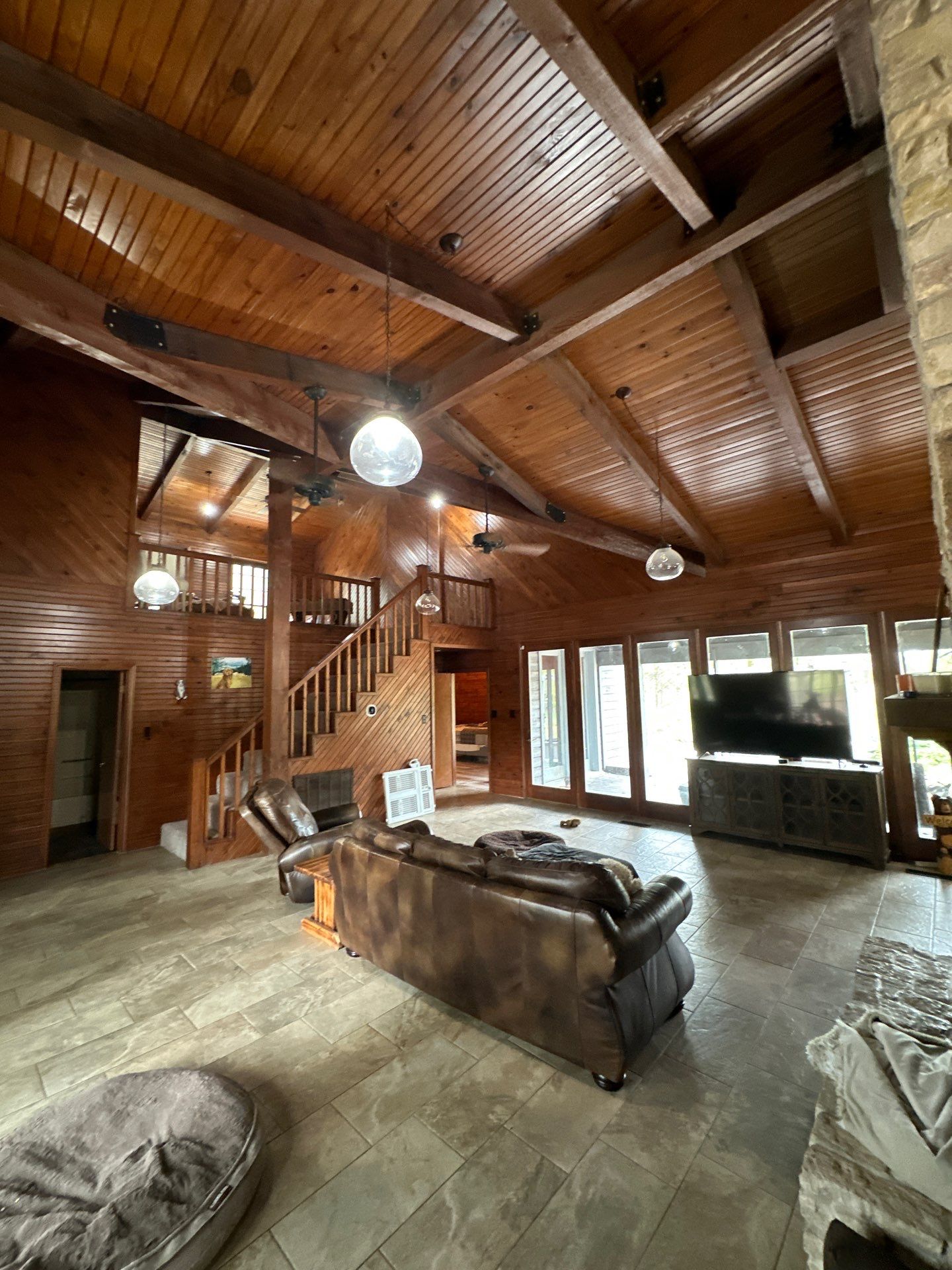 Modern Cabin by HOMES BY JAR