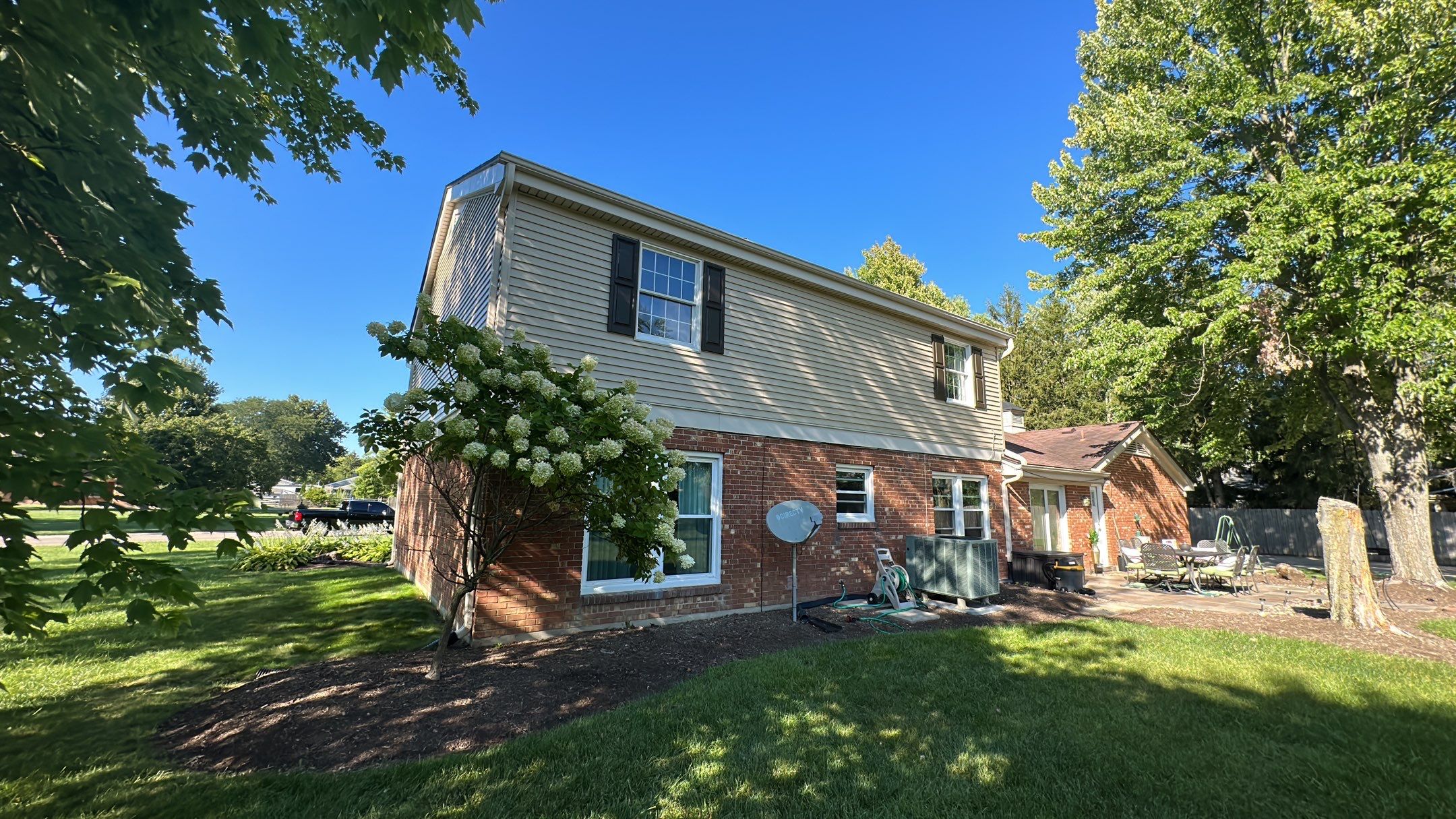 Siding Installation using Norandex Woodsmen Select vinyl sidning by WIW Enterprises Inc