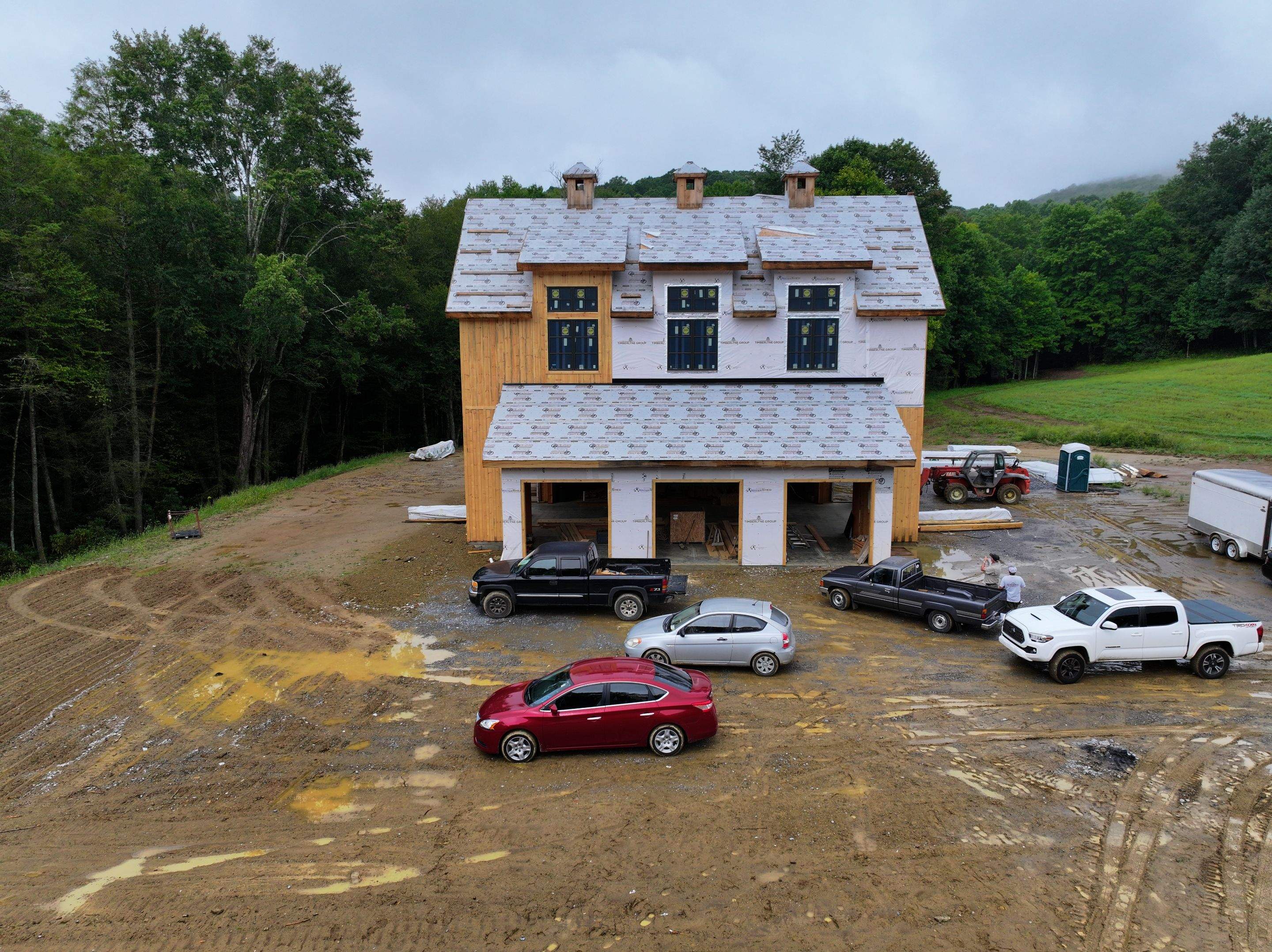 Barn Style House by Omnia Roofing
