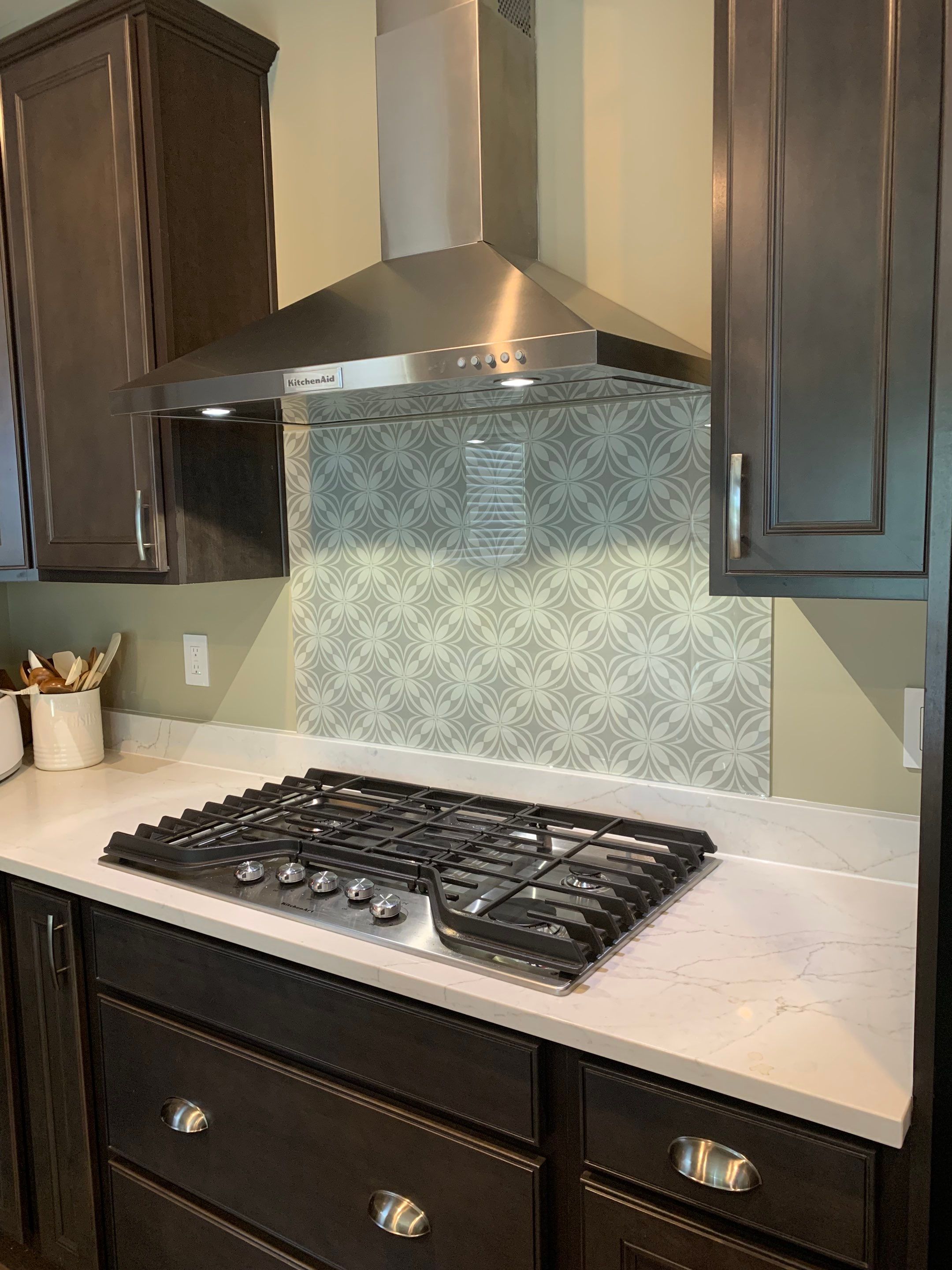 Kitchen Remodel using IMAGIO Solid Glass StoveSplash by IMAGIO