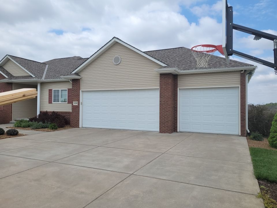 Residential Re-Roof using Landmark Shingles by White Castle Roofing